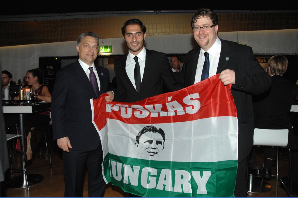 Orbán Viktor, Hamit Altintop török futballista és Szöllősi György egy Puskás-lobogó mögött