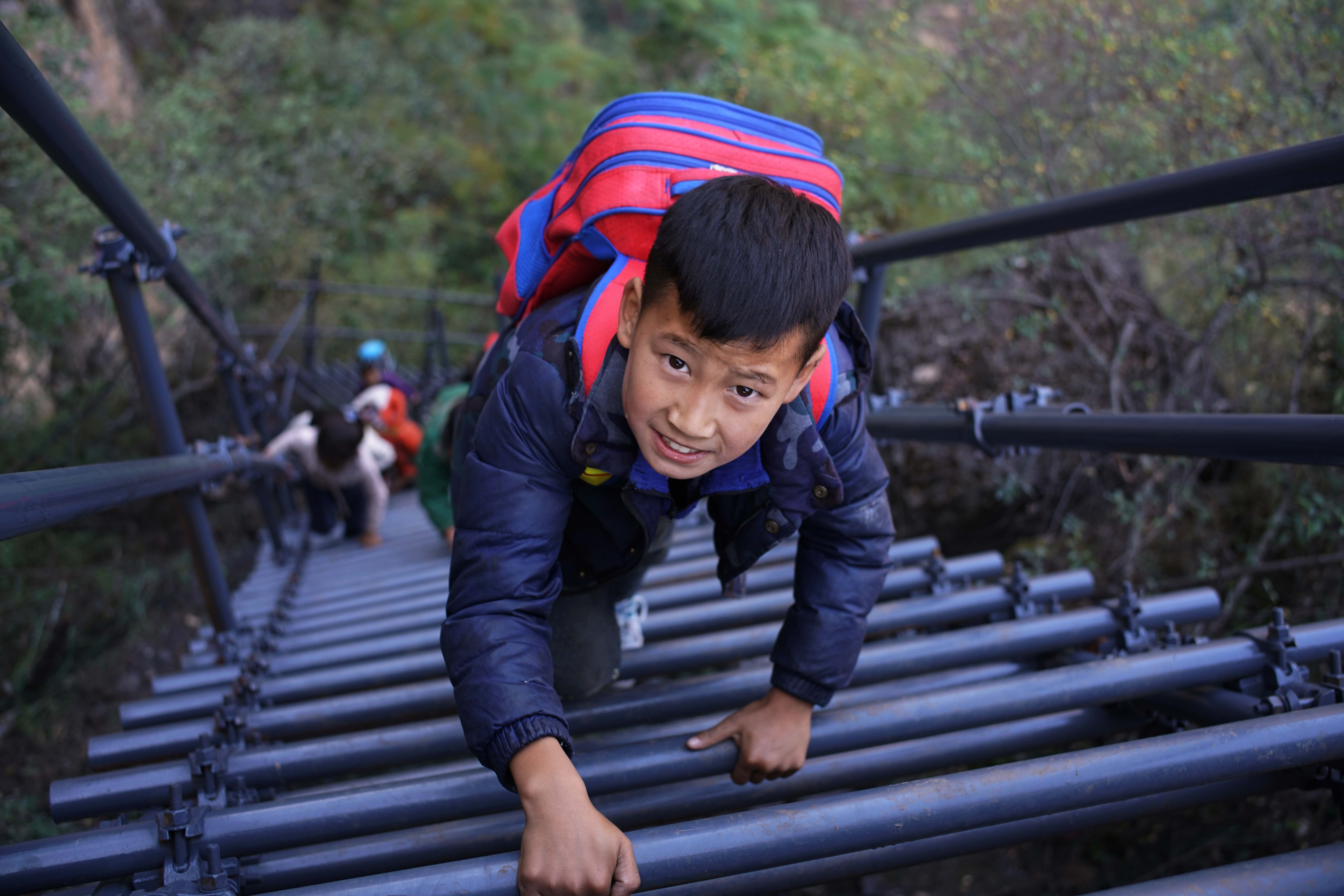 Új acéllétrákat építettek a kínai gyerekeknek, hogy ne haljanak meg az iskolába mászva
