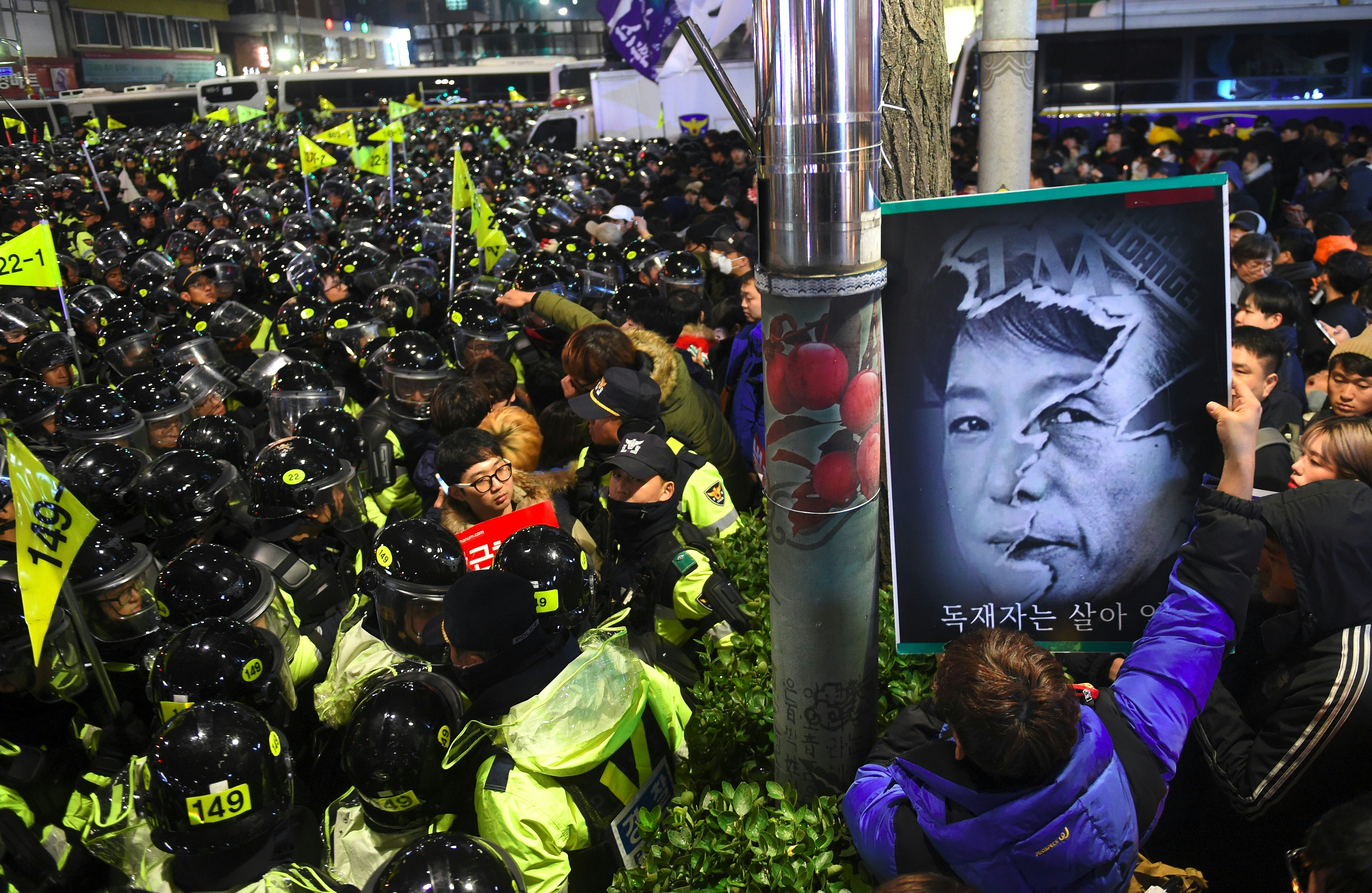 Milliós tömeg követeli a dél-koreai elnök lemondását