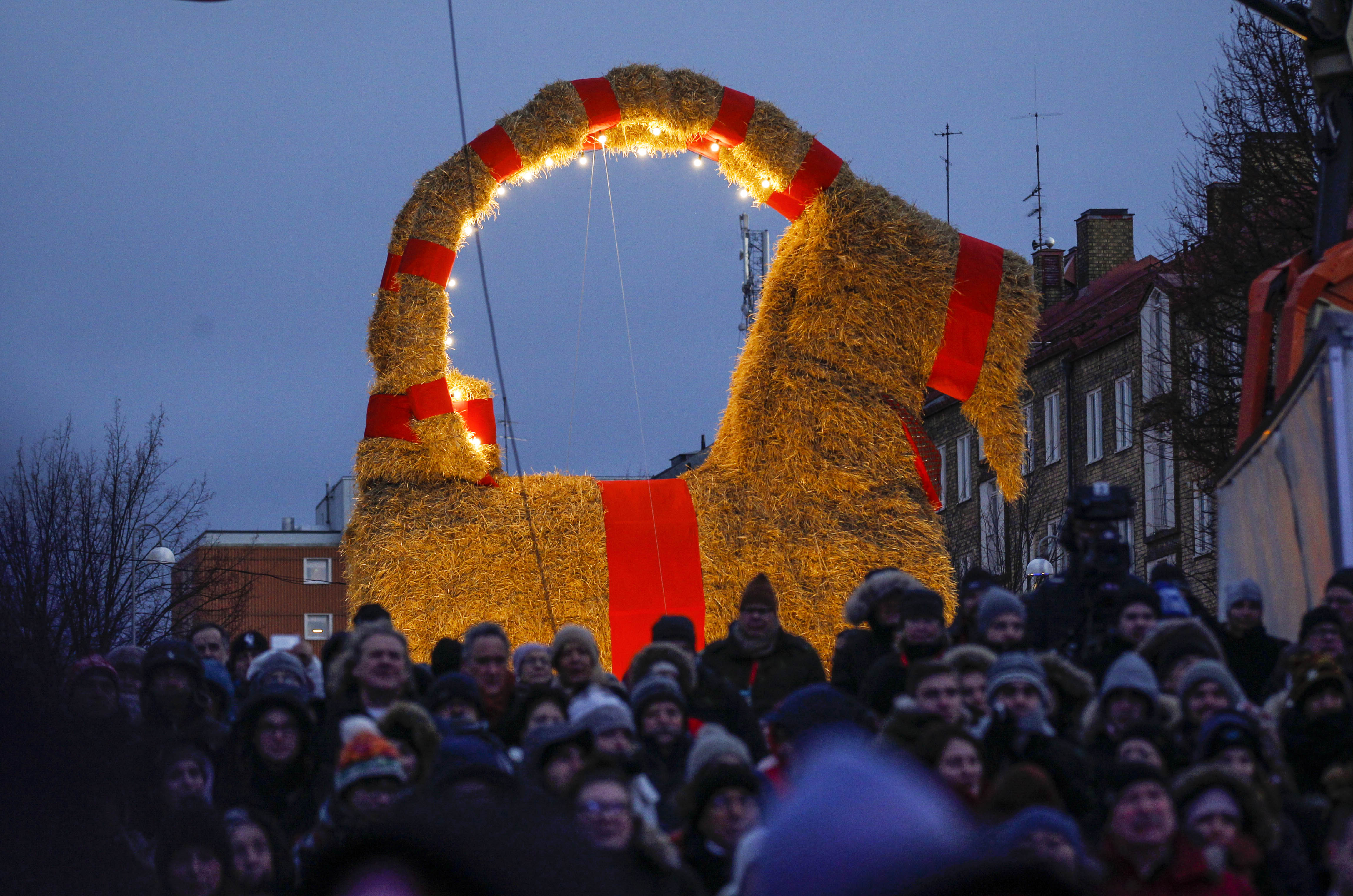 Vajon idén is lángra kap a svéd karácsonyi szalmakecske?