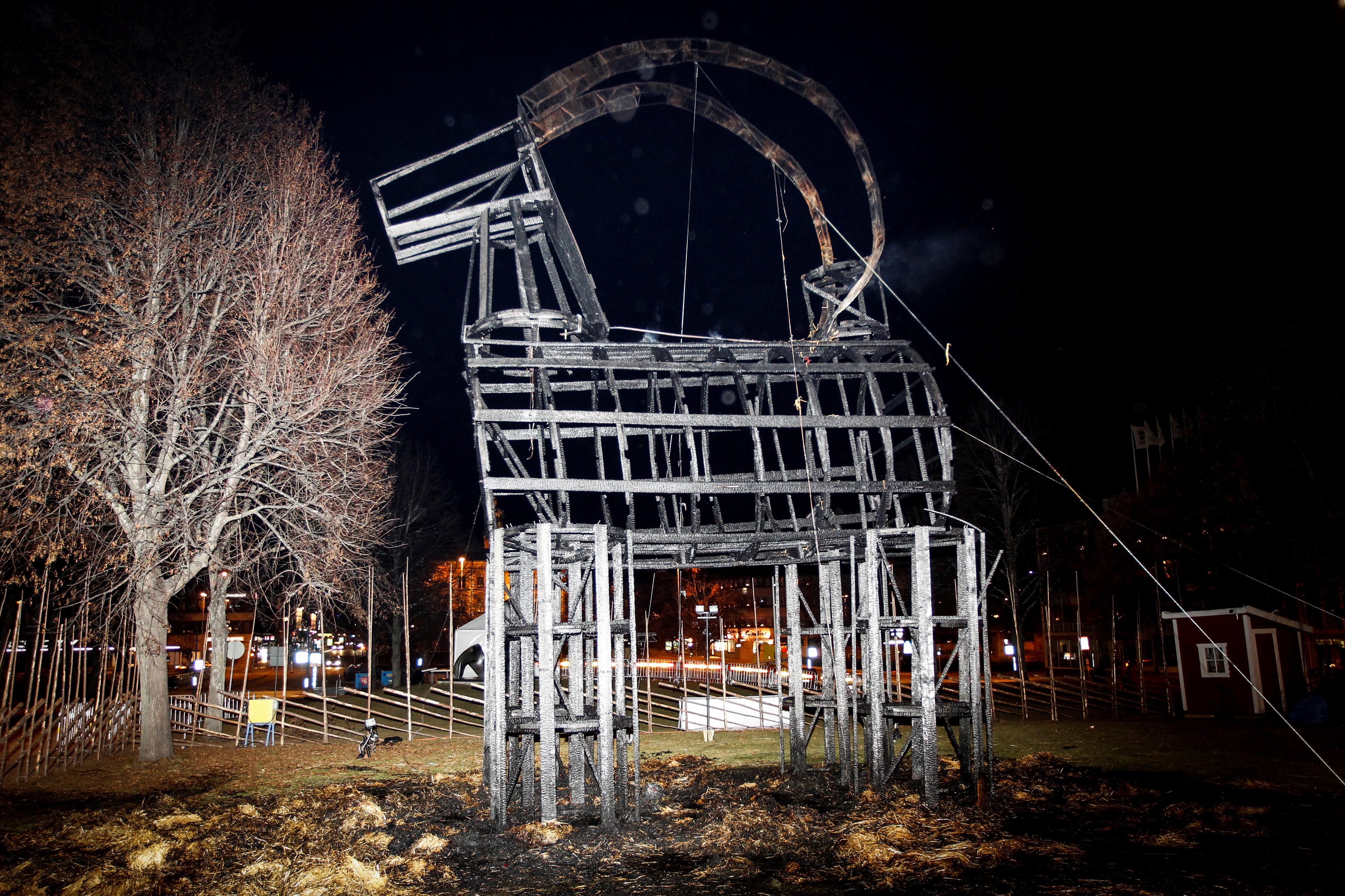 Tragédia: a felállítása után néhány órán belül felgyújtották a nagy svéd karácsonyi szalmakecskét