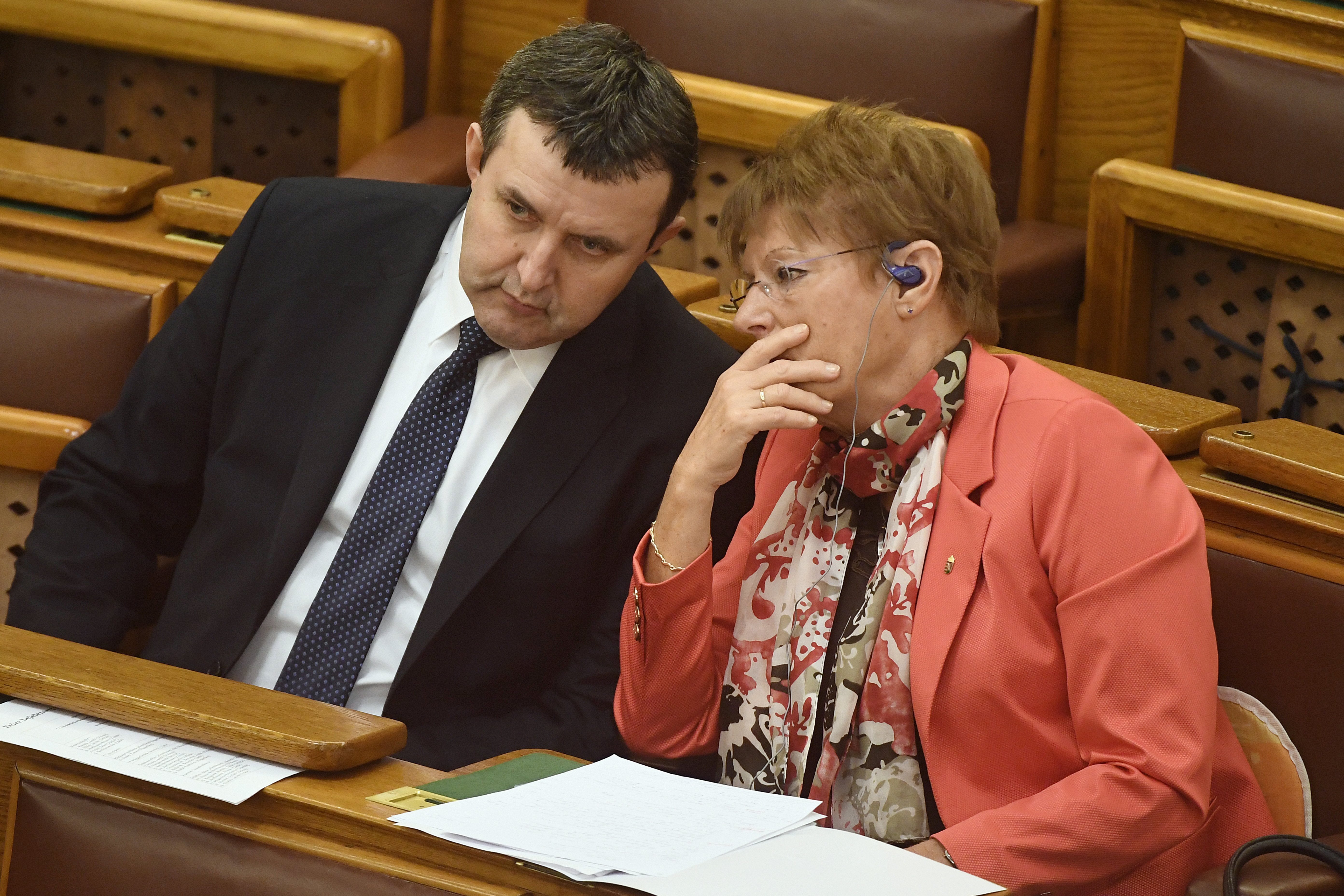 Palkovics László jelenlegi és Hoffmann Rózsa volt oktatási államtitkár a közoktatás helyzetéről tartott parlamenti vitanapon 2016. november 29-én.