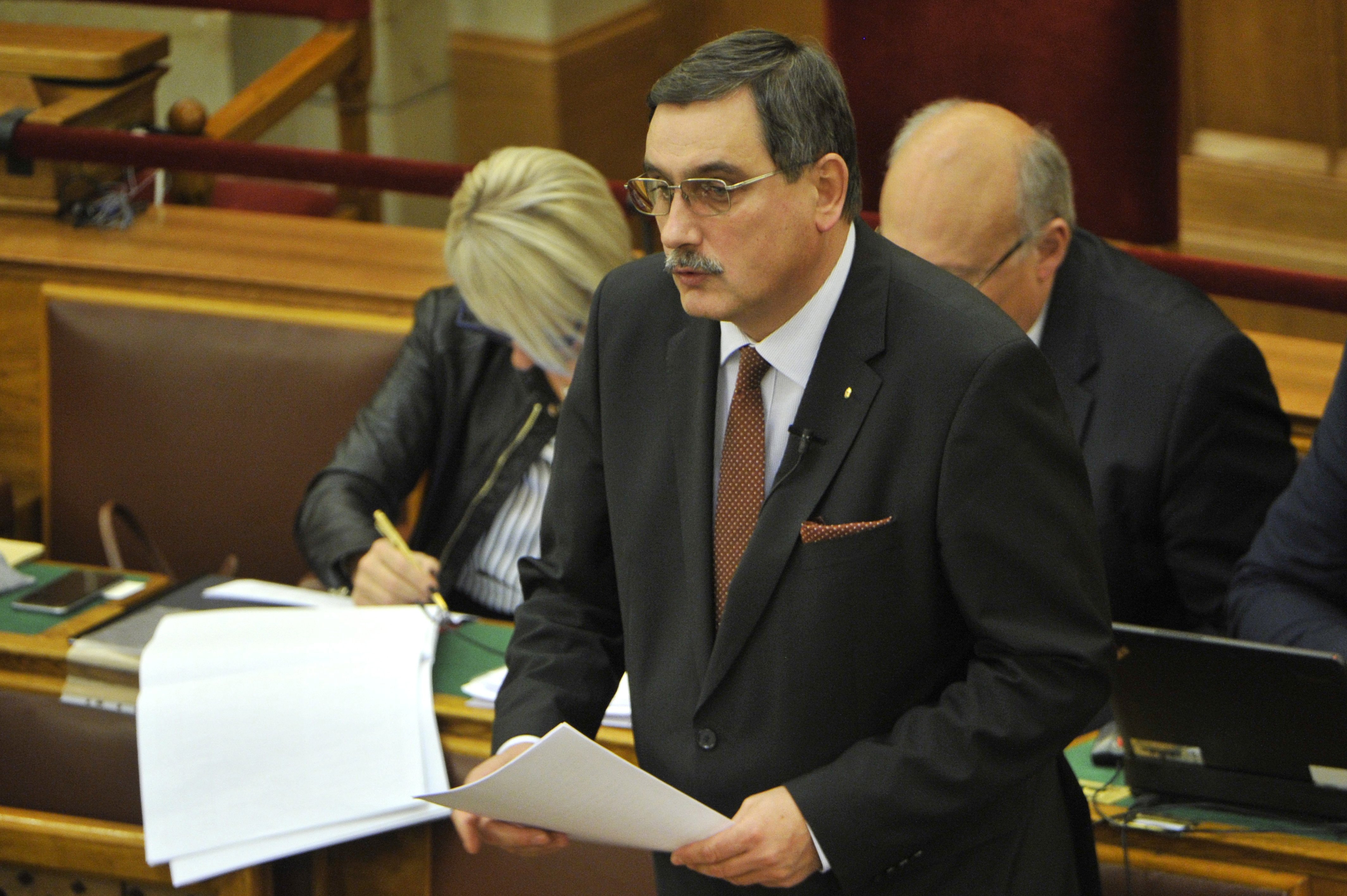 Hörcsik Richárd, a Fidesz vezérszónoka a 2014-2020 közötti időszakban Magyarországnak járó uniós források felhasználásáról szóló politikai vitában, az Országgyűlés plenáris ülésén 2016. november 28-án.