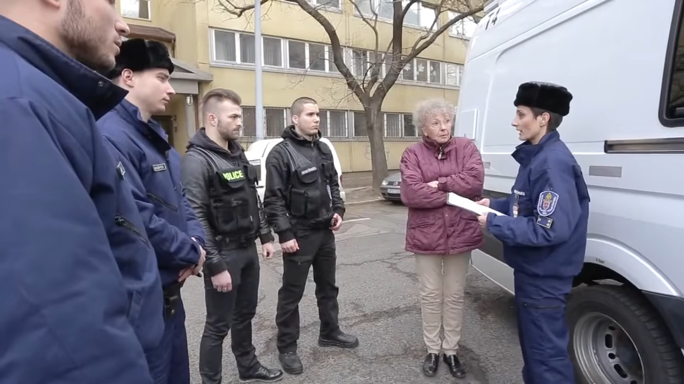 Nemcsak Orbántól kaptak tízezret a nyugdíjasok, hanem a rendőrségtől is egy akciófilmet, Magdi anyussal a főszerepben
