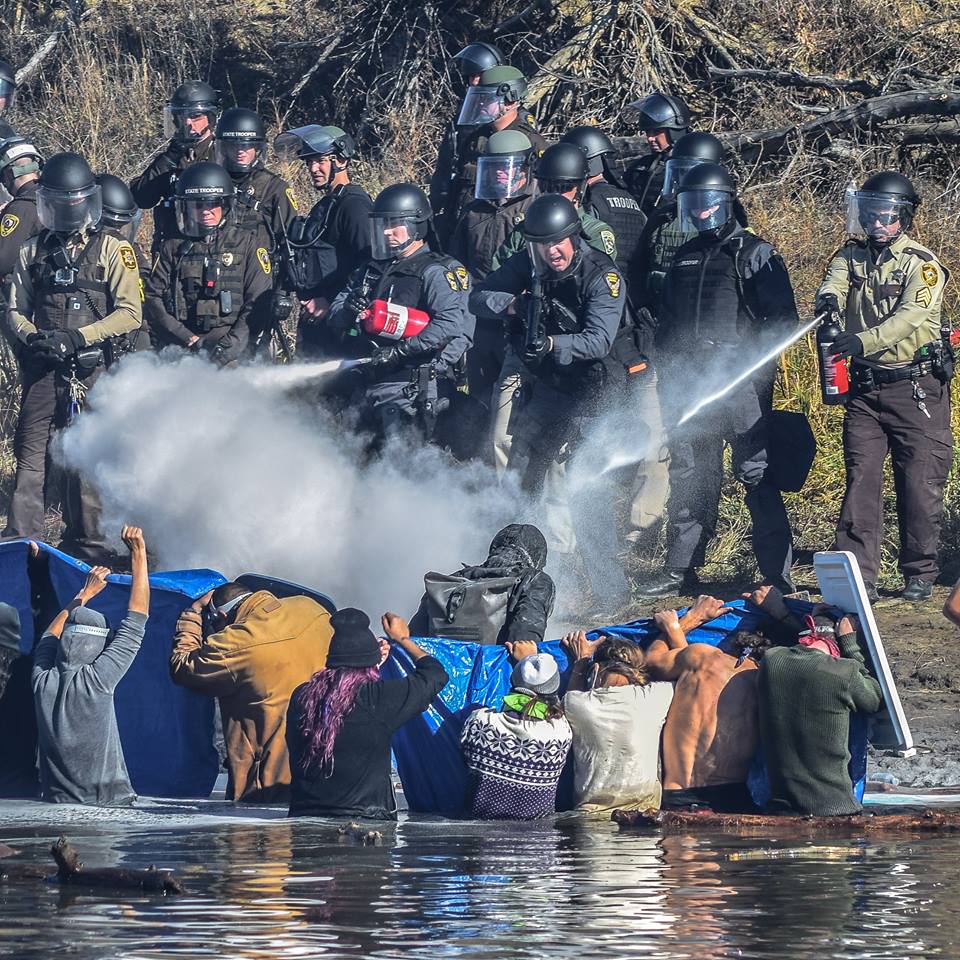 Amerikai veteránok vonnak élő pajzsot a Standing Rock-tüntetők köré