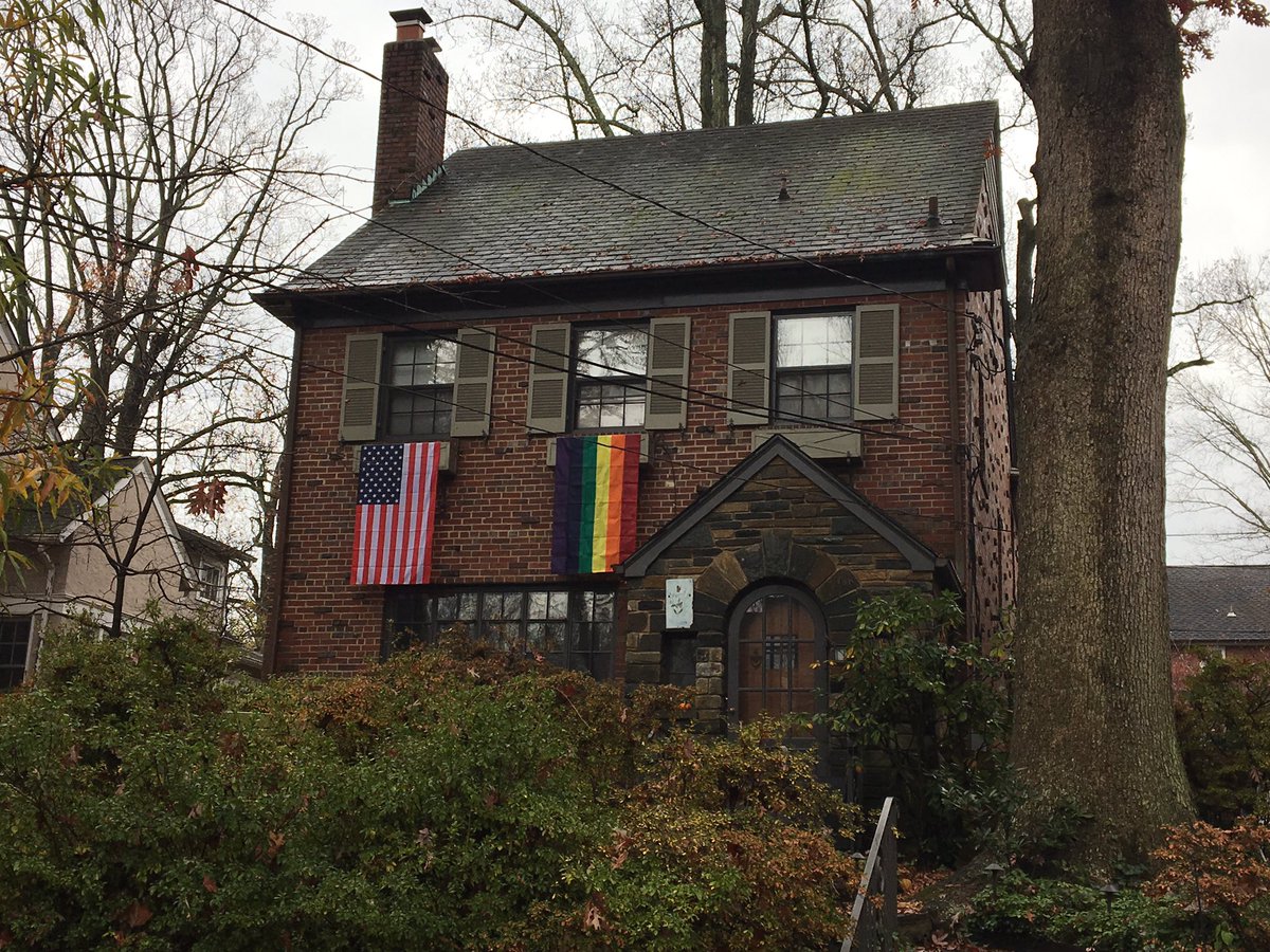 Szivárványos zászlókkal köszöntötték új lakhelyén az USA homofób alelnökét