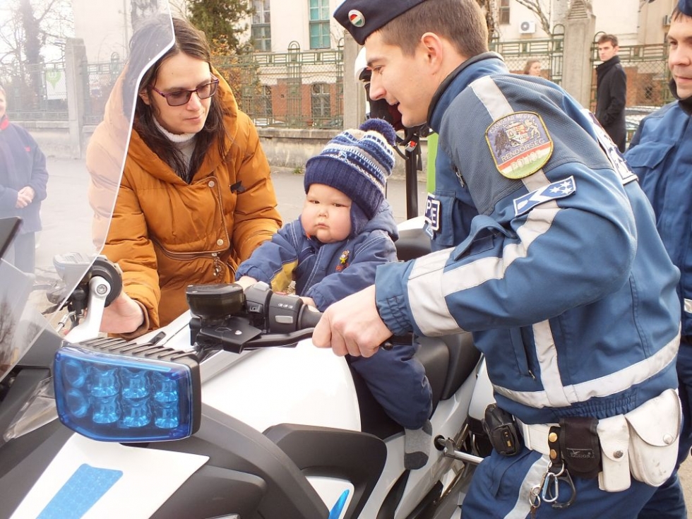 Rendőrré fogadták a beteg kisfiút a Csongrád megyei rendőrök