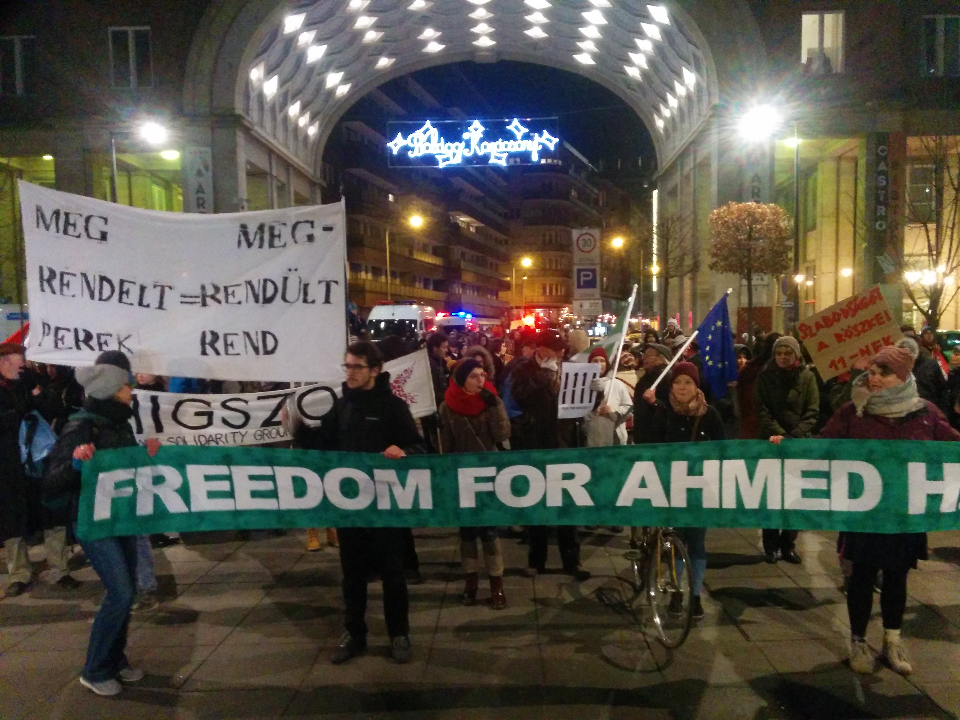 „Ha Ahmed terrorista, akkor én is az vagyok” – tüntettek a röszkei ítélet ellen