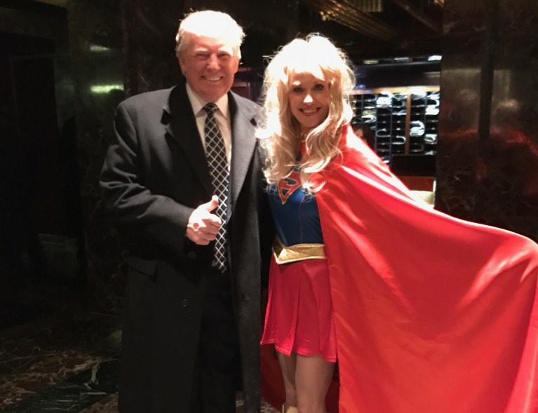 Donald Trump önmagának öltözött egyik nagy támogatója "Szuperhősök és főgonoszok" partiján