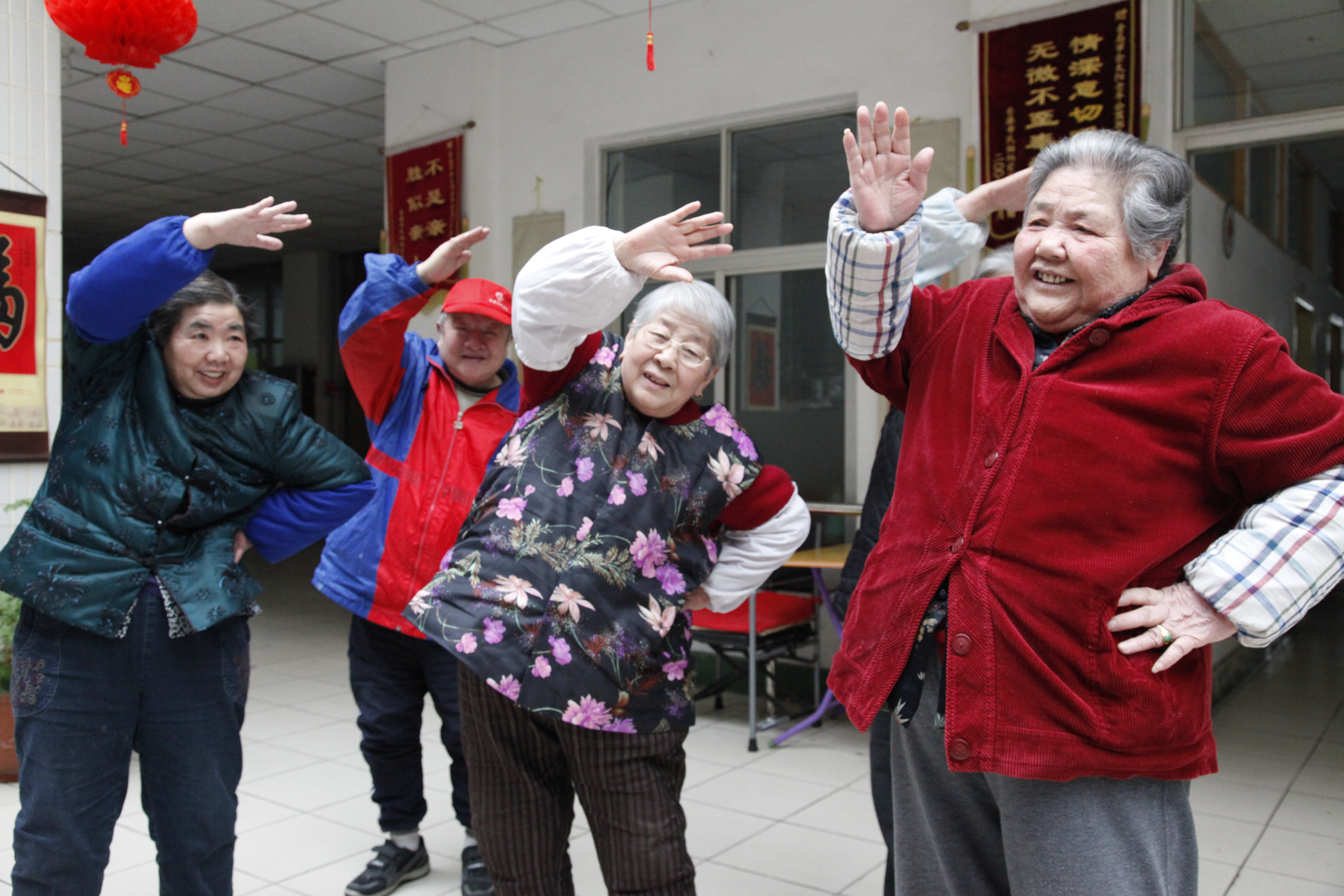 Kínában pénzutalványt kapnak, akik meglátogatják a nyugdíjas rokonaikat