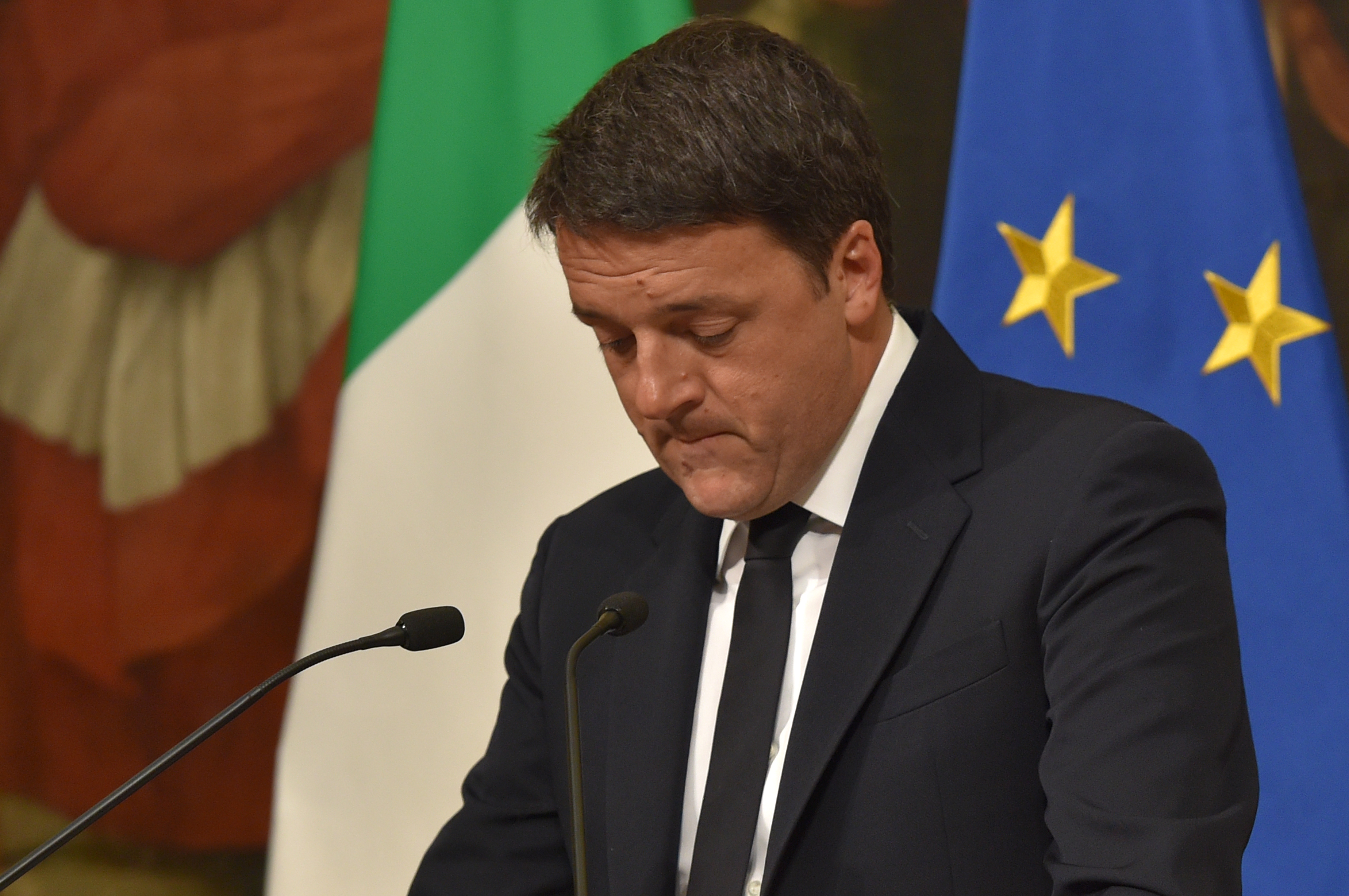 Hivatalosan is lemondott az olasz miniszterelnök