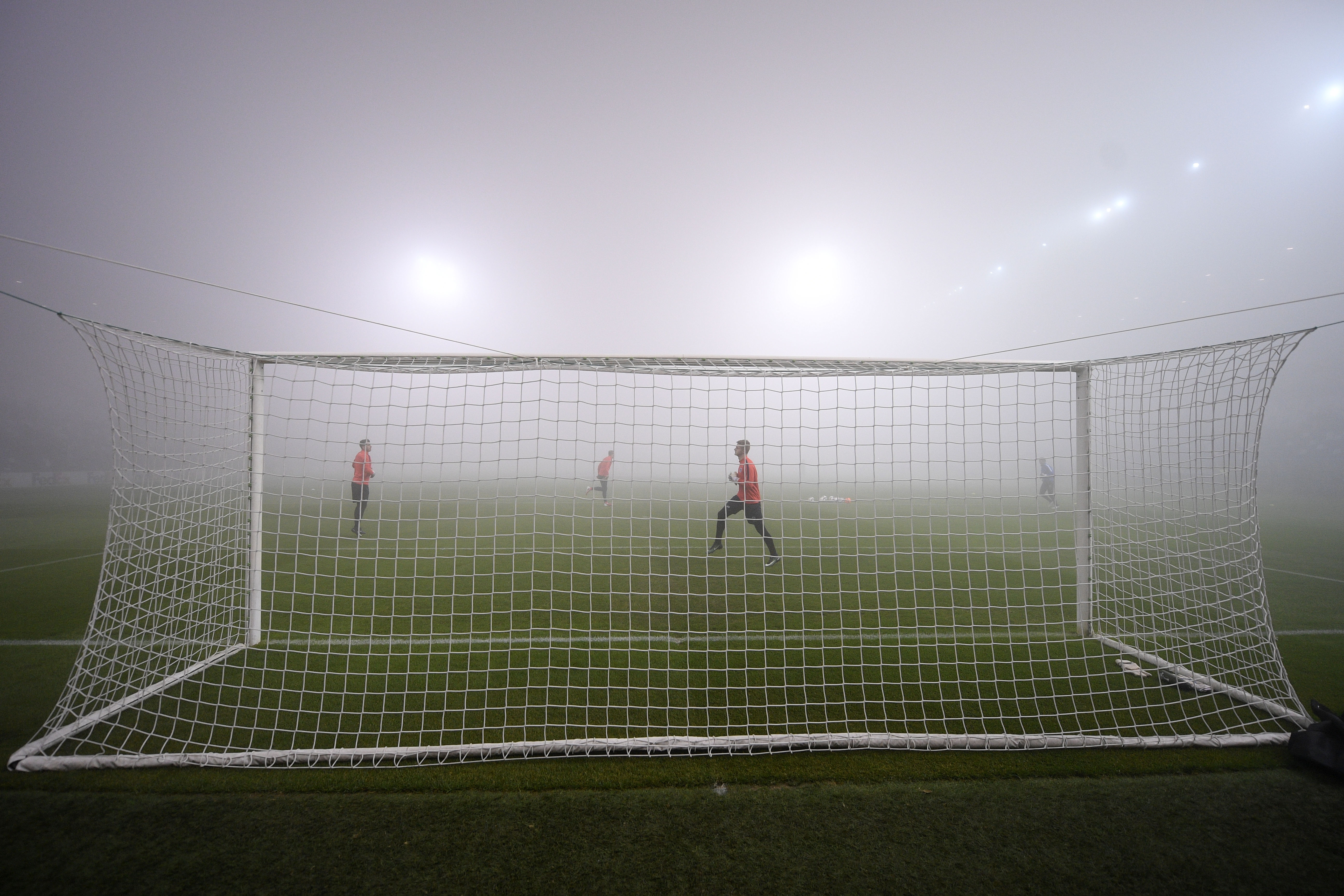 Akkora köd volt a pályán, hogy elhalasztották a Sassuolo-Genk meccset