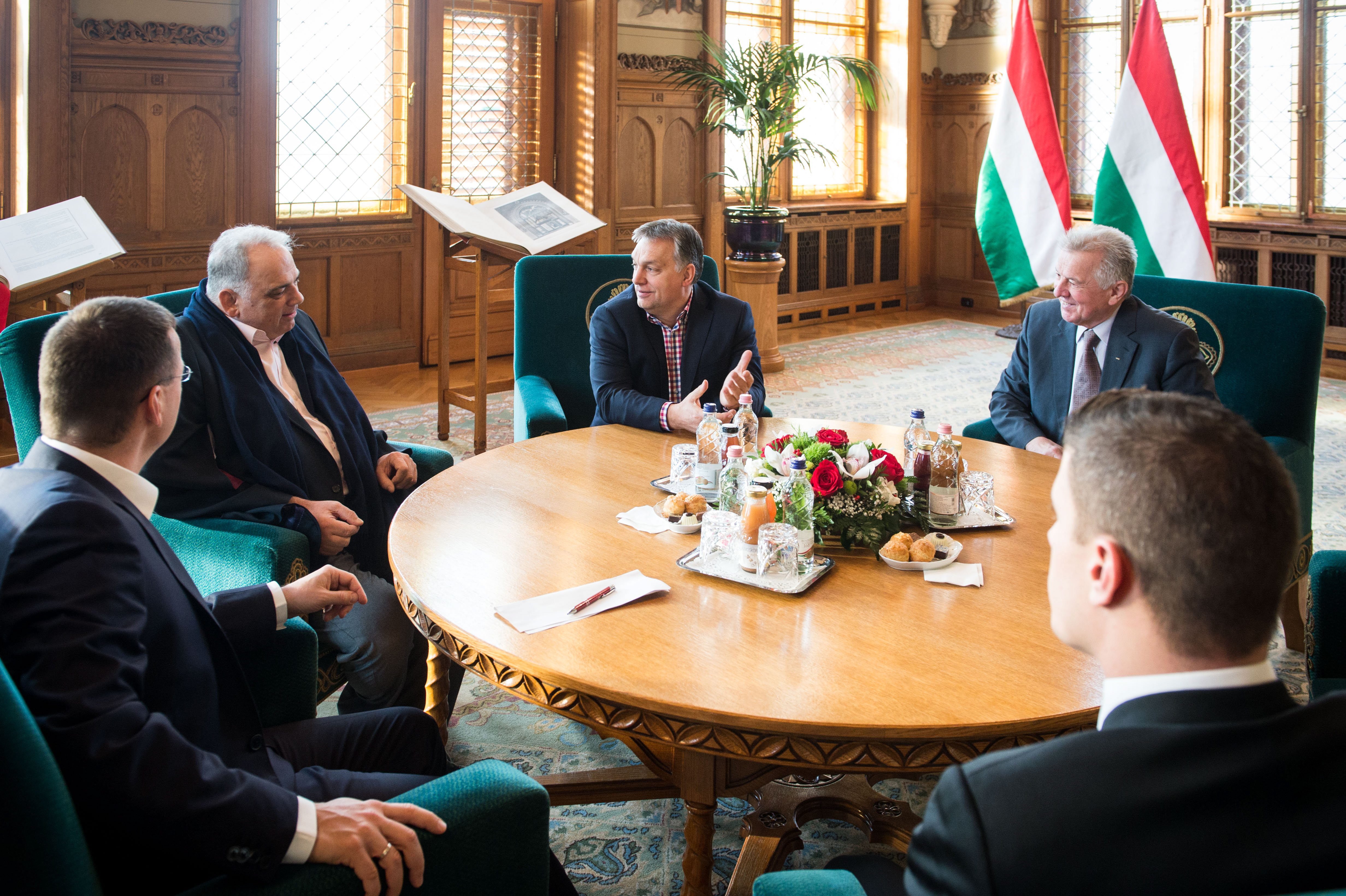 Miközben Orbán Viktornak nincs ideje személyesen felköszönteni a Fidelitast, a birkózók világszövetségének elnökét és Schmitt Pált azért fogadja