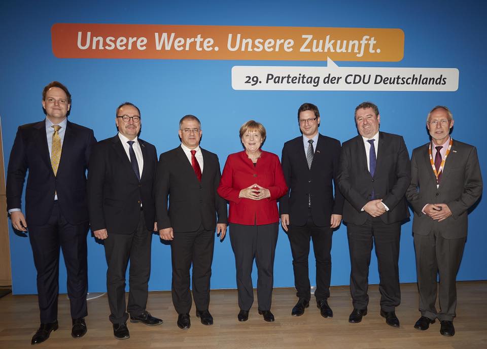 Kósa Lajost és Gulyás Gergelyt odaállították Angela Merkel mellé mosolyogni
