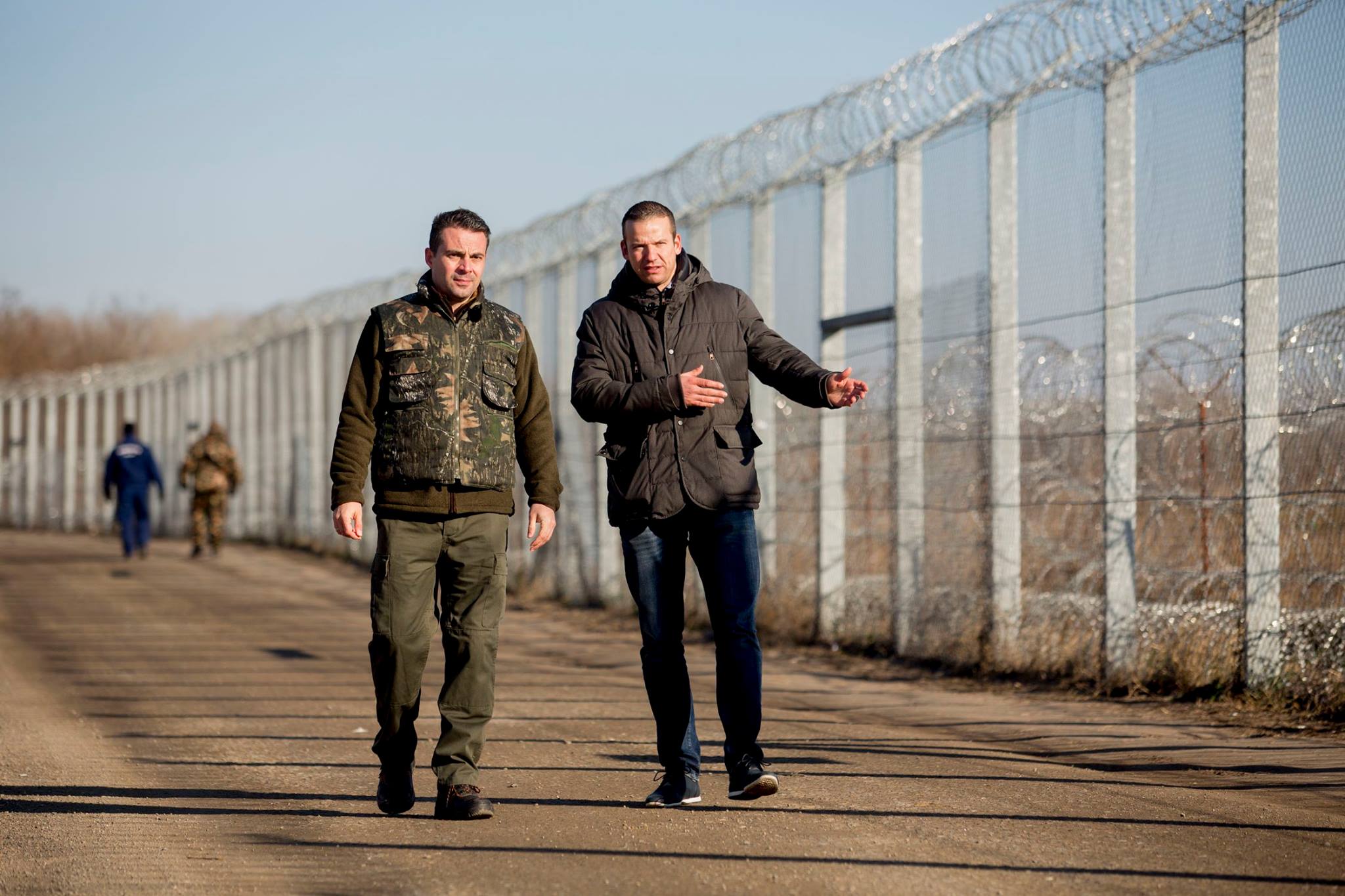 Vona Gábor és Toroczkai László Jobbik-vezetők az ásotthalmi határ mentén.