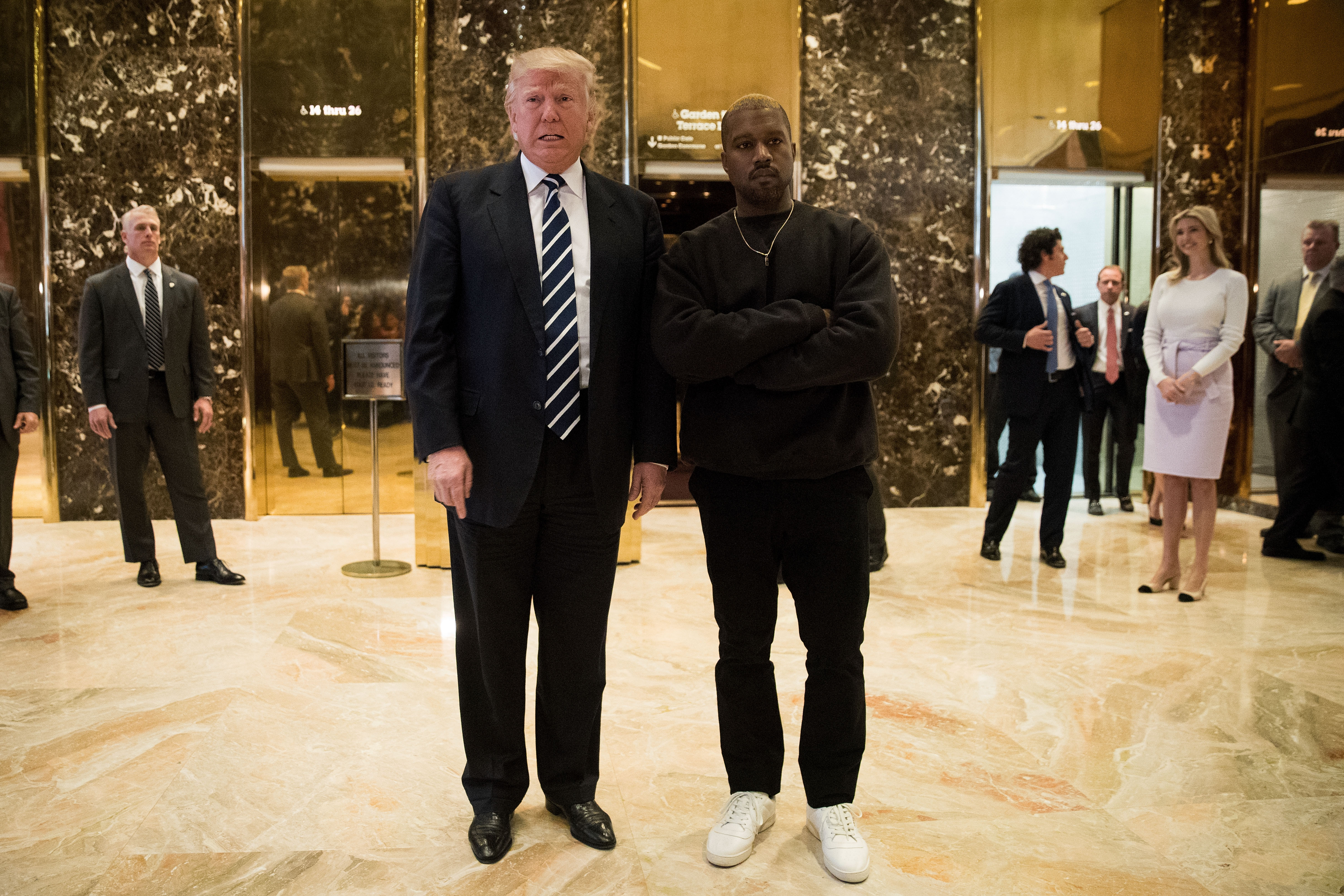 Donald Trump és Kanye West a Trump Tower aljában (Fotó: Drew Angerer / Getty Images / AFP)