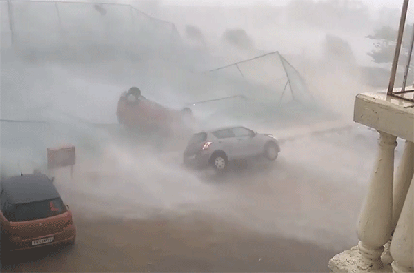 Játszva borogatta az autókat a Vardah ciklon Indiában