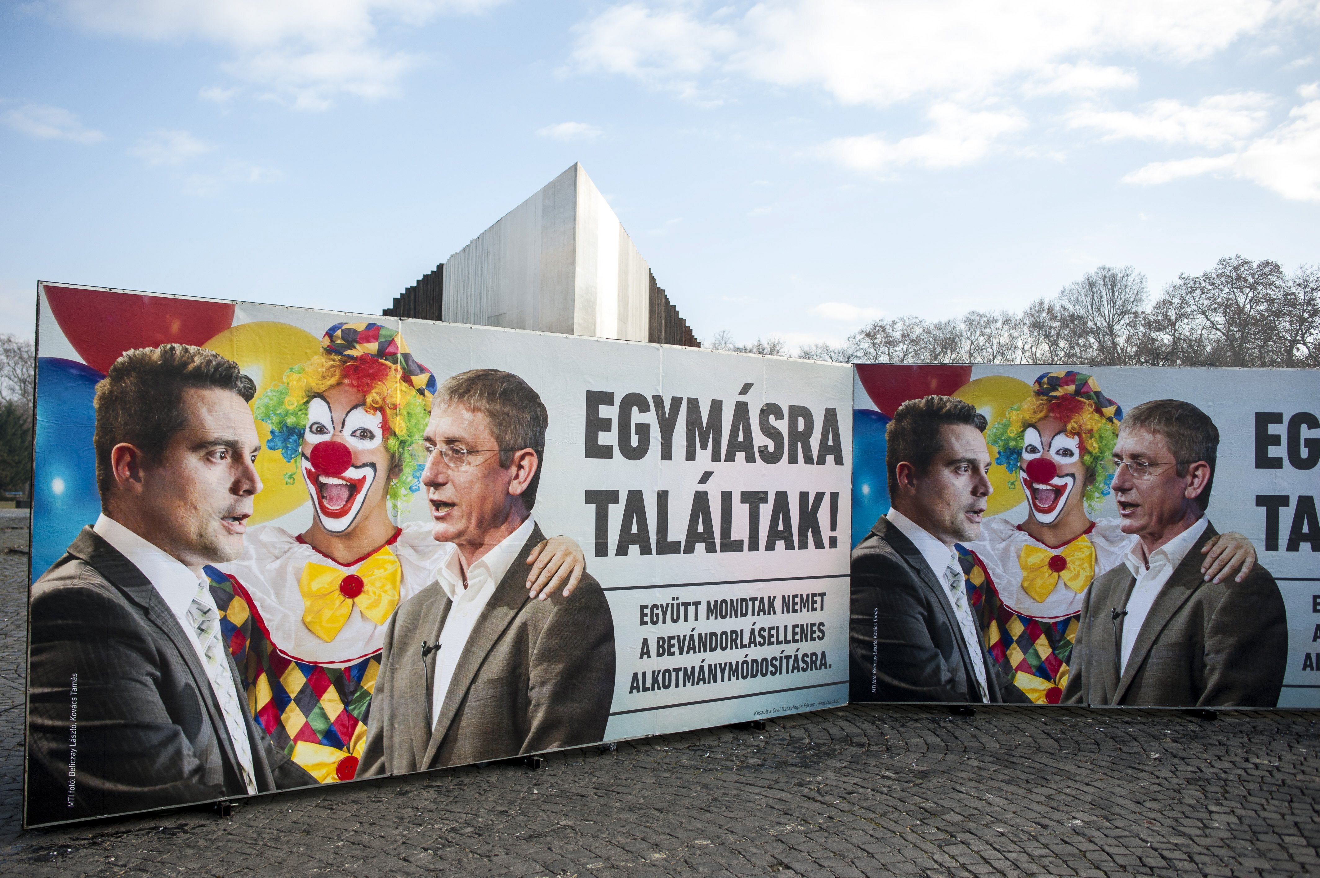 A Fidesz nem lát különbséget a CÖF plakátjai és a hetilapok címlapjai között