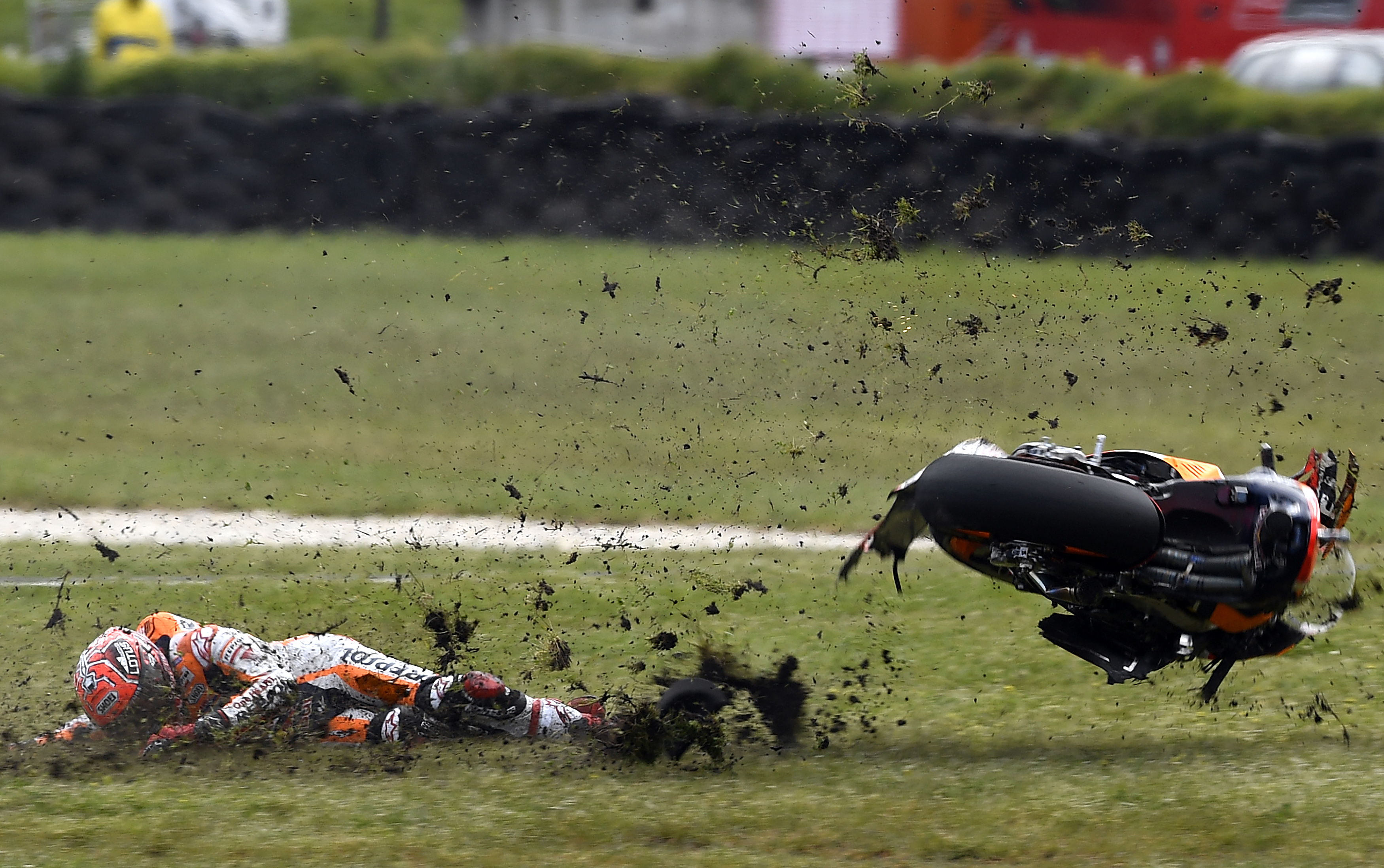 Repsol Honda Team's Spanish rider Marc Marquez crashes out during the MotoGP class at the Australian Grand Prix at Phillip Island on October 23, 2016. / AFP PHOTO / DEUS IMAGES / Jeremy BROWN / IMAGE RESTRICTED TO EDITORIAL USE - STRICTLY NO COMMERCIAL USE