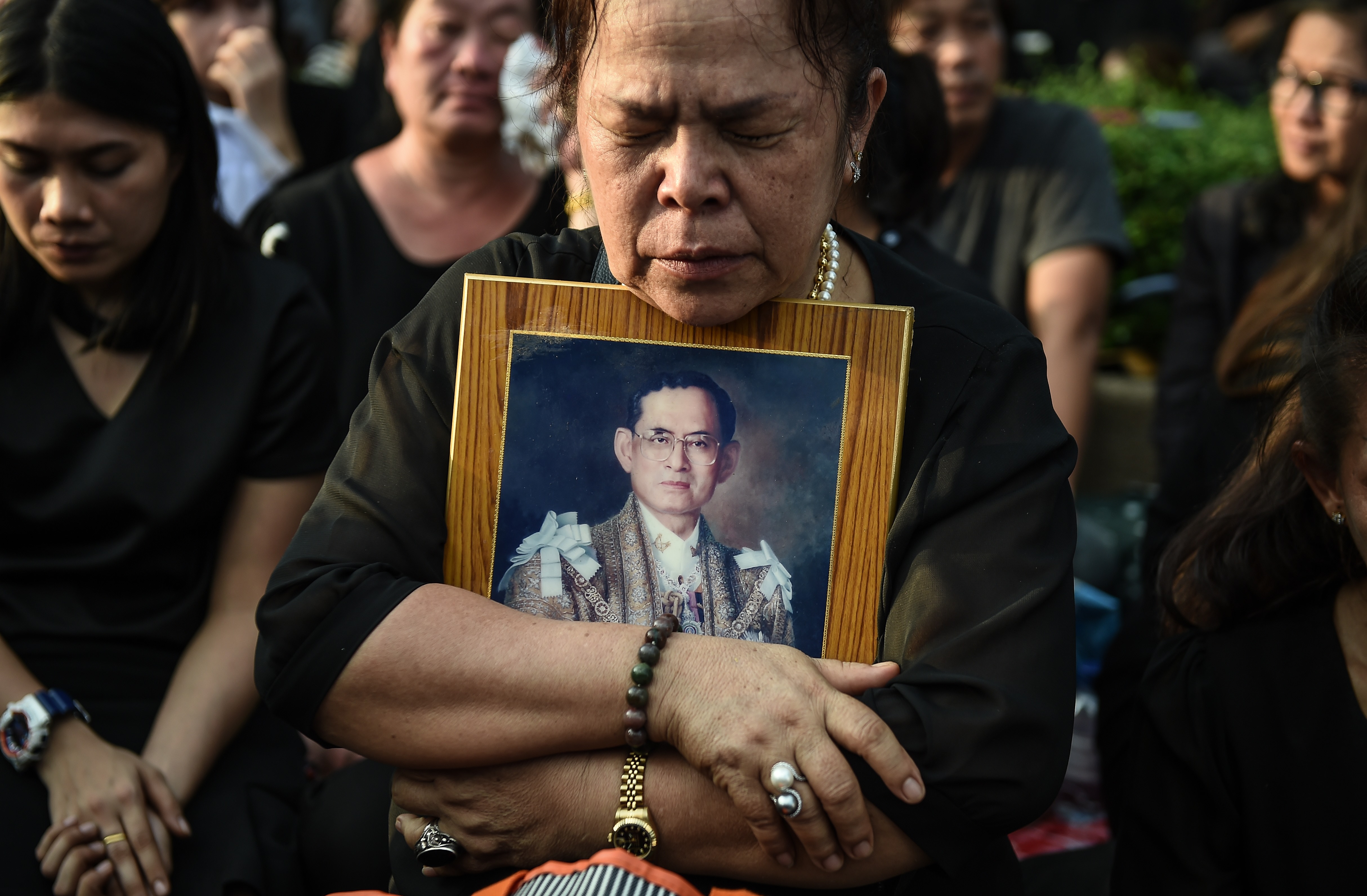 Egy év után eltemetik a thai királyt