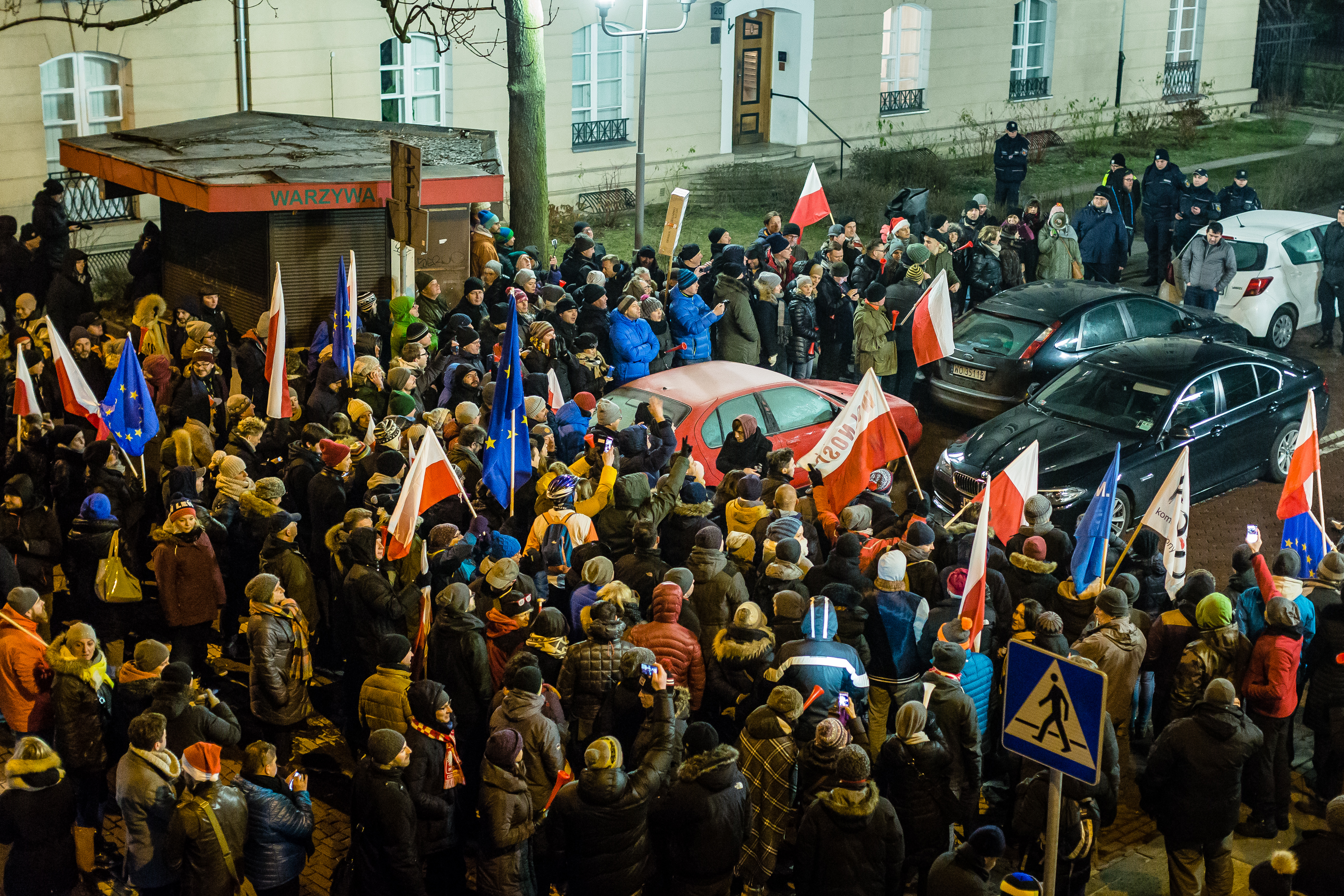 Egész éjszaka többezren tüntettek a lengyel parlament előtt a sajtószabadságért