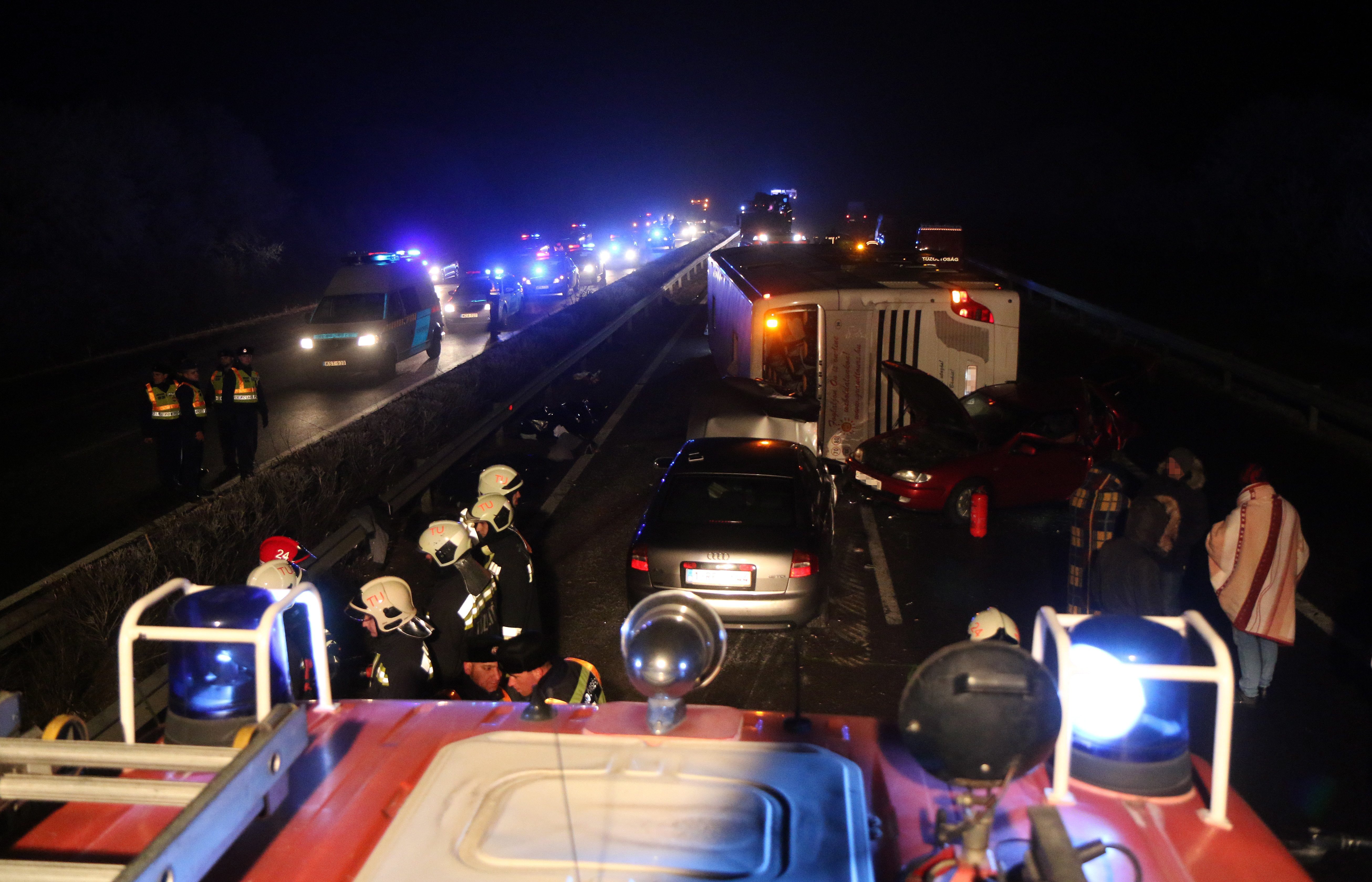 Hárman meghaltak, kéttucatnyian megsérültek szombat éjjel az M3-as autópályán, Mezőkövesd közelében. MTI Fotó: Vajda János