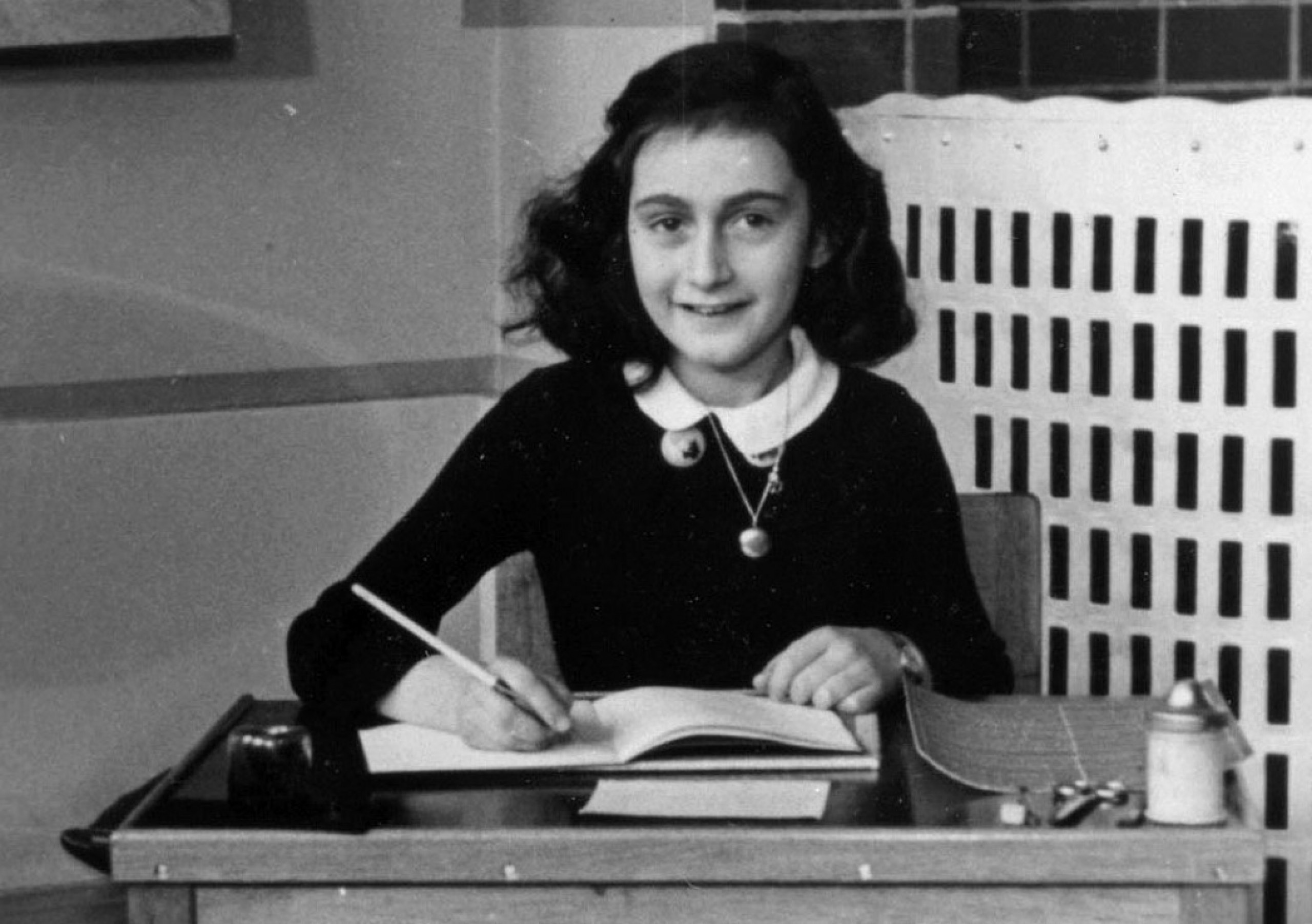 Anna frank. Анна Франк. Анна Франк в 1940 году. Еврейская девочка Анна Франк. Анна Франк Холокост.