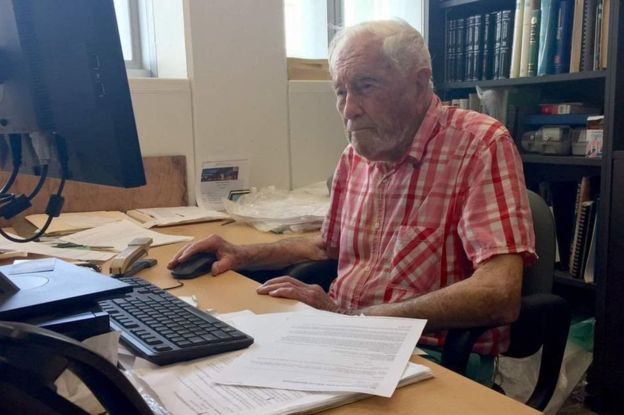 Az ausztrál egyetem el akarta venni a 102 éves professzor irodáját, de ő harcolt, hogy ne küldjék nyugdíjba