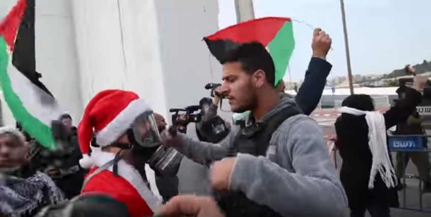 Betlehemben Télapónak öltözött tüntetők verekedtek össze a katonákkal
