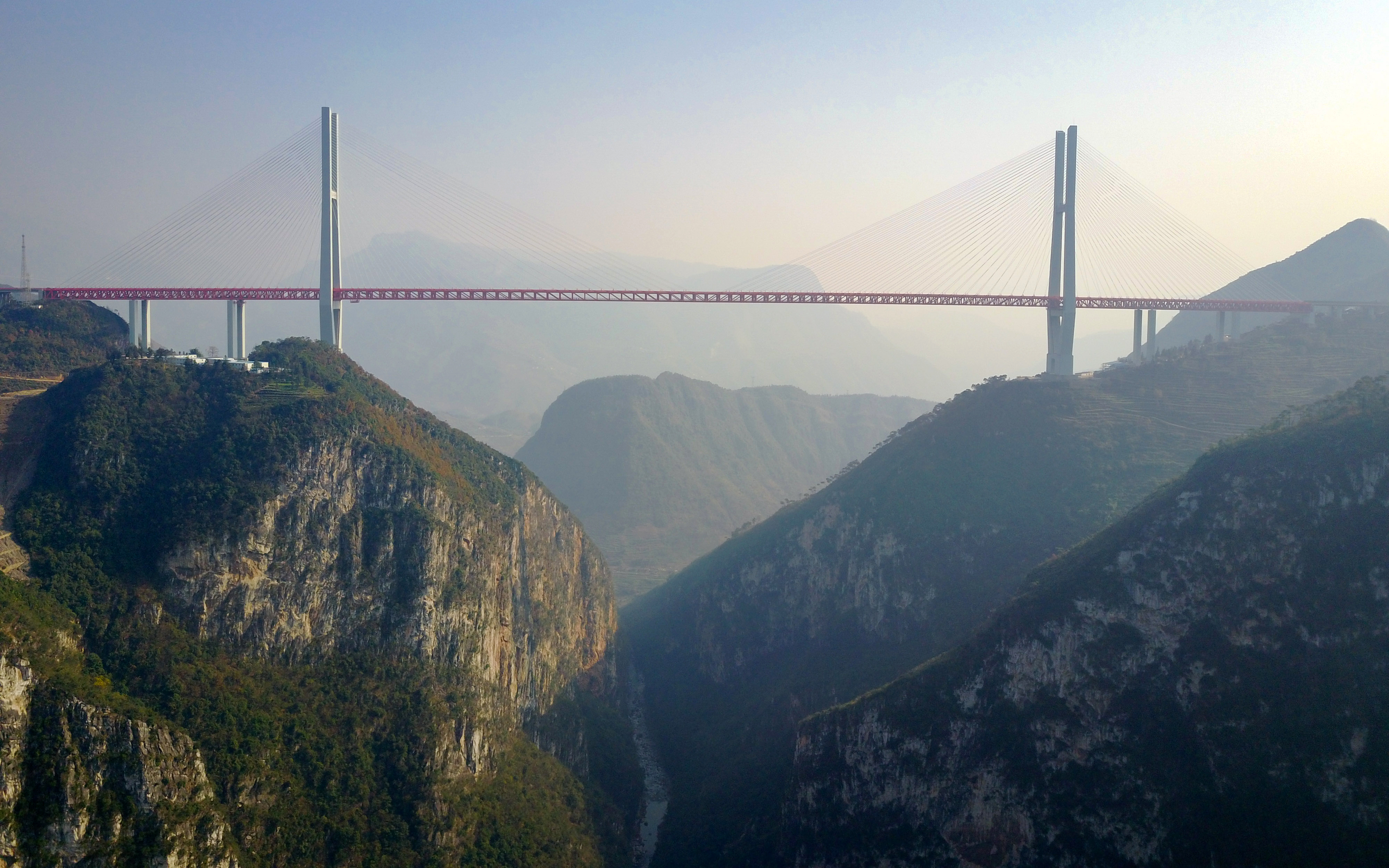 Átadták a világ legmagasabb* hídját Kínában