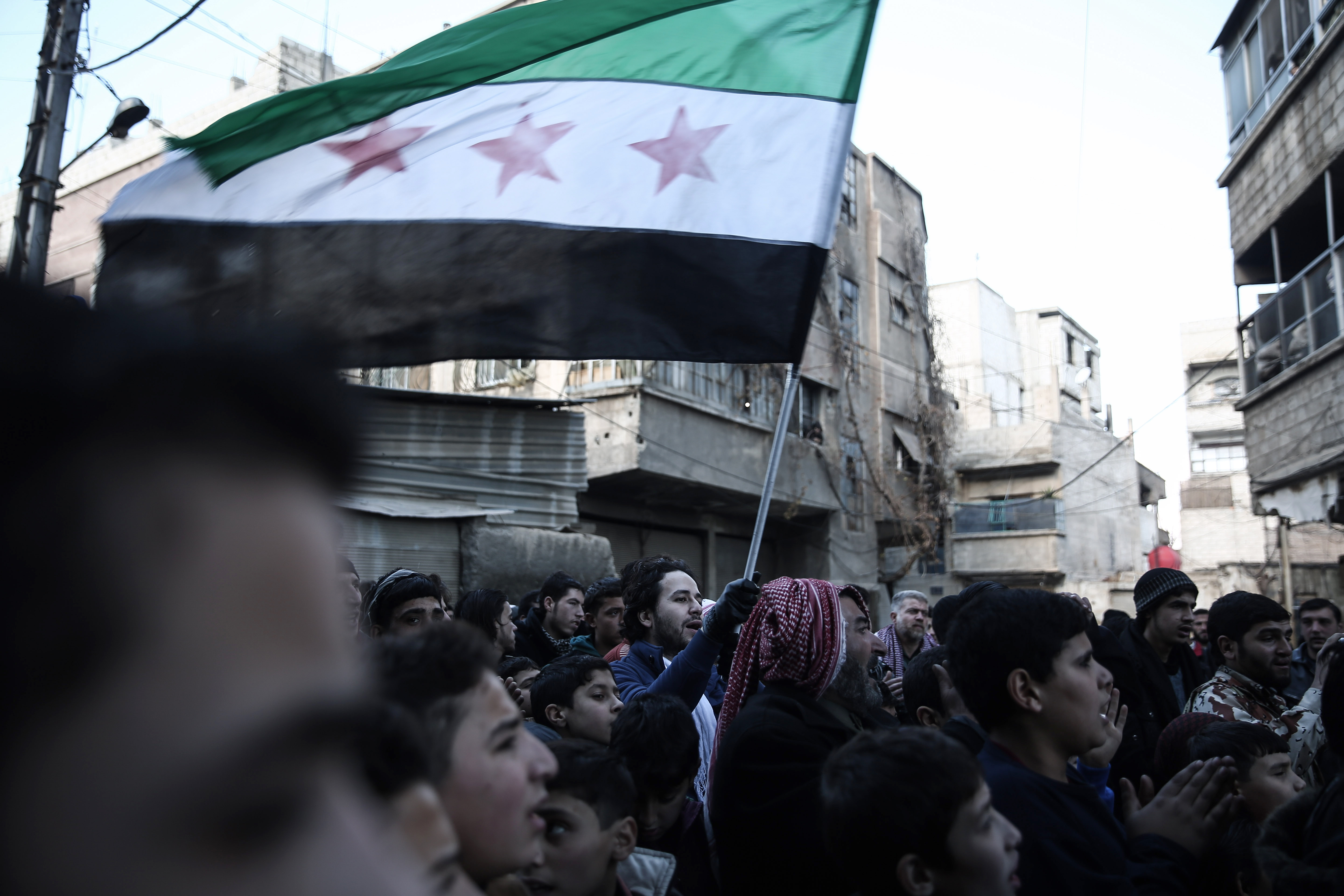 Hiába a tűzszünet, a szír kormányerők folyamatosan lőnek