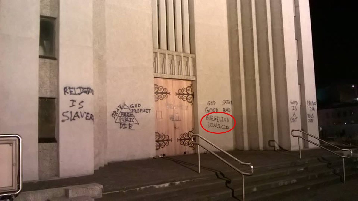 Anarchia Izlandon: a "Hegeli dialektika" feliratot fújták fel vandálok egy templomra