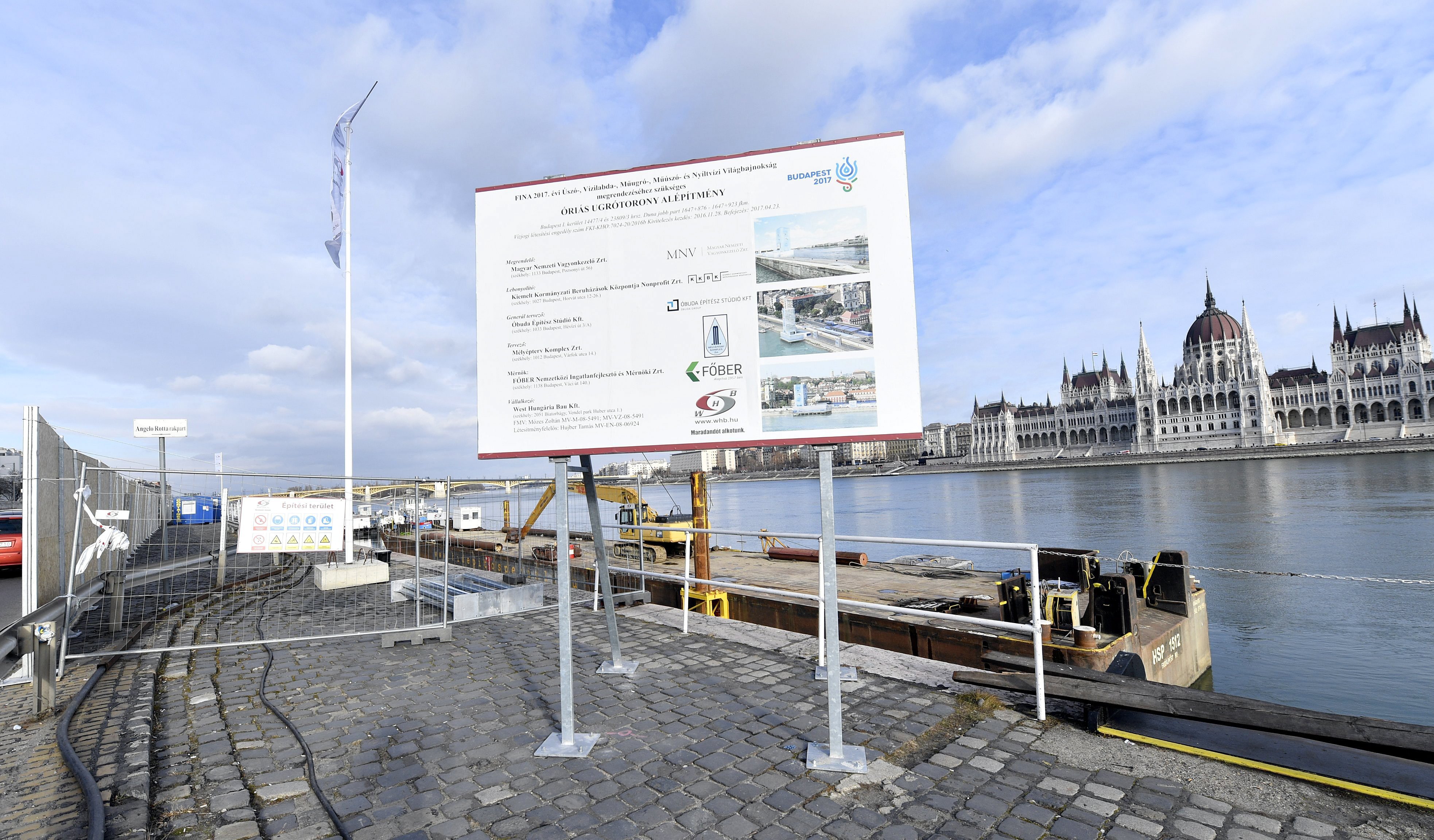 A 2017-es vizes világbajnokságra készülő óriás-ugrótorony építkezésének helyszíne a fővárosi Batthyány téren 2017. január 3-án