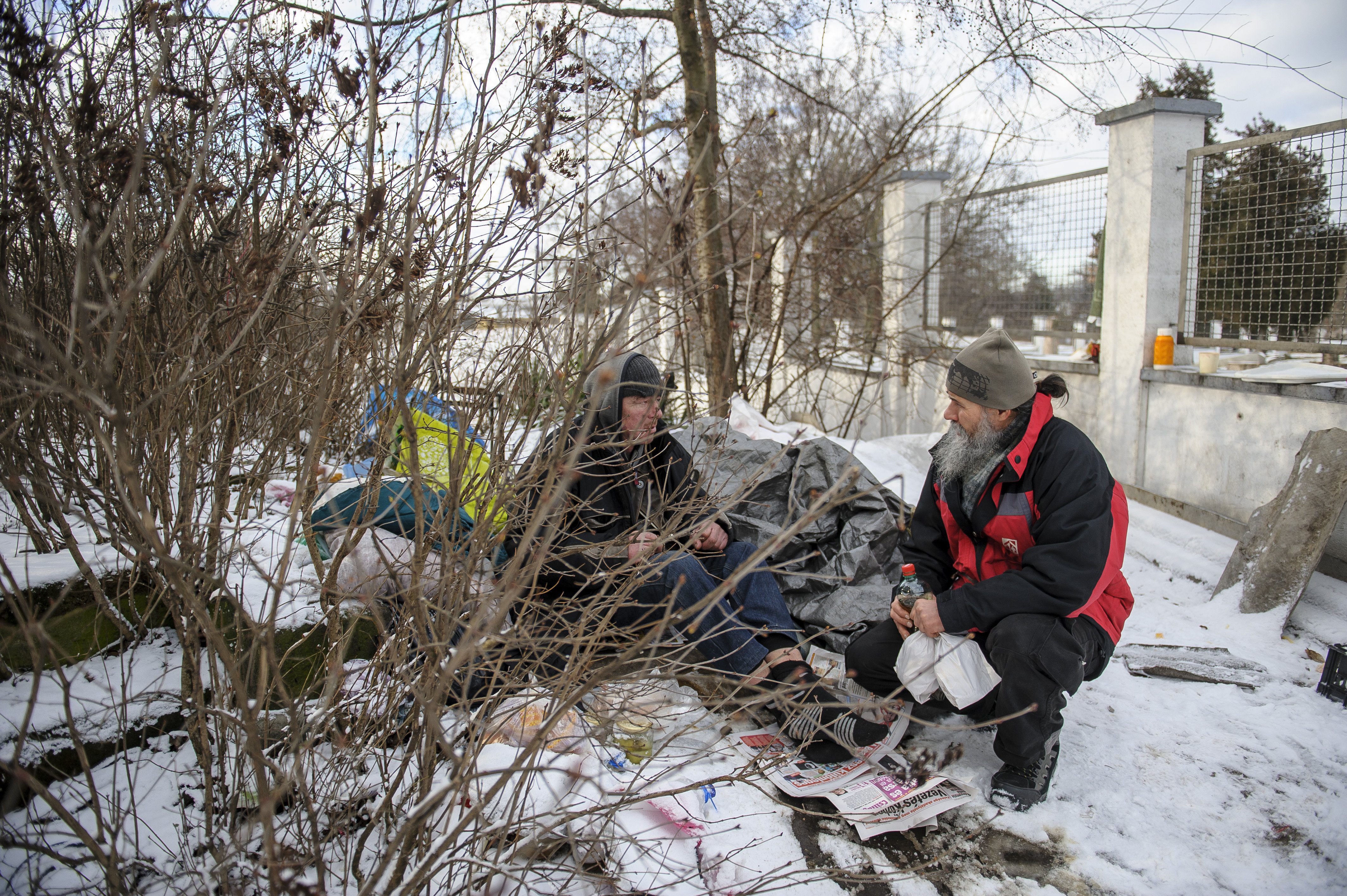 Szemenyei György, a hajléktalanokat segítő Refomix Nonprofit Kft. utcai szociális segítője (j) egy hajléktalan férfivel beszélget Debrecenben, a Vágóhíd utcai felüljáró közelében 2017. január 5-én.
