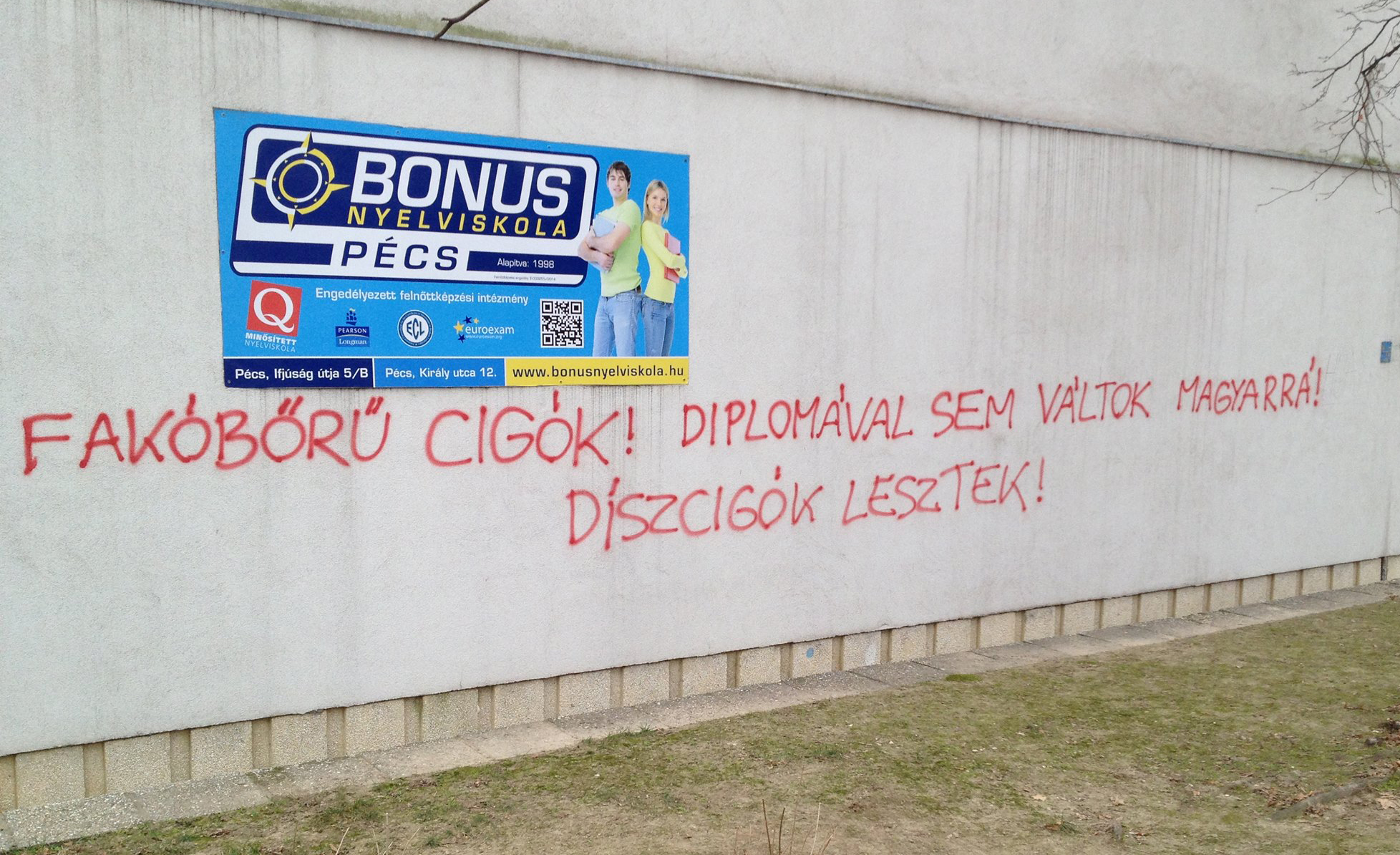 Két hete nem sikerül eltüntetni a roma egyetemistákat gyalázó falfirkát Pécsen 