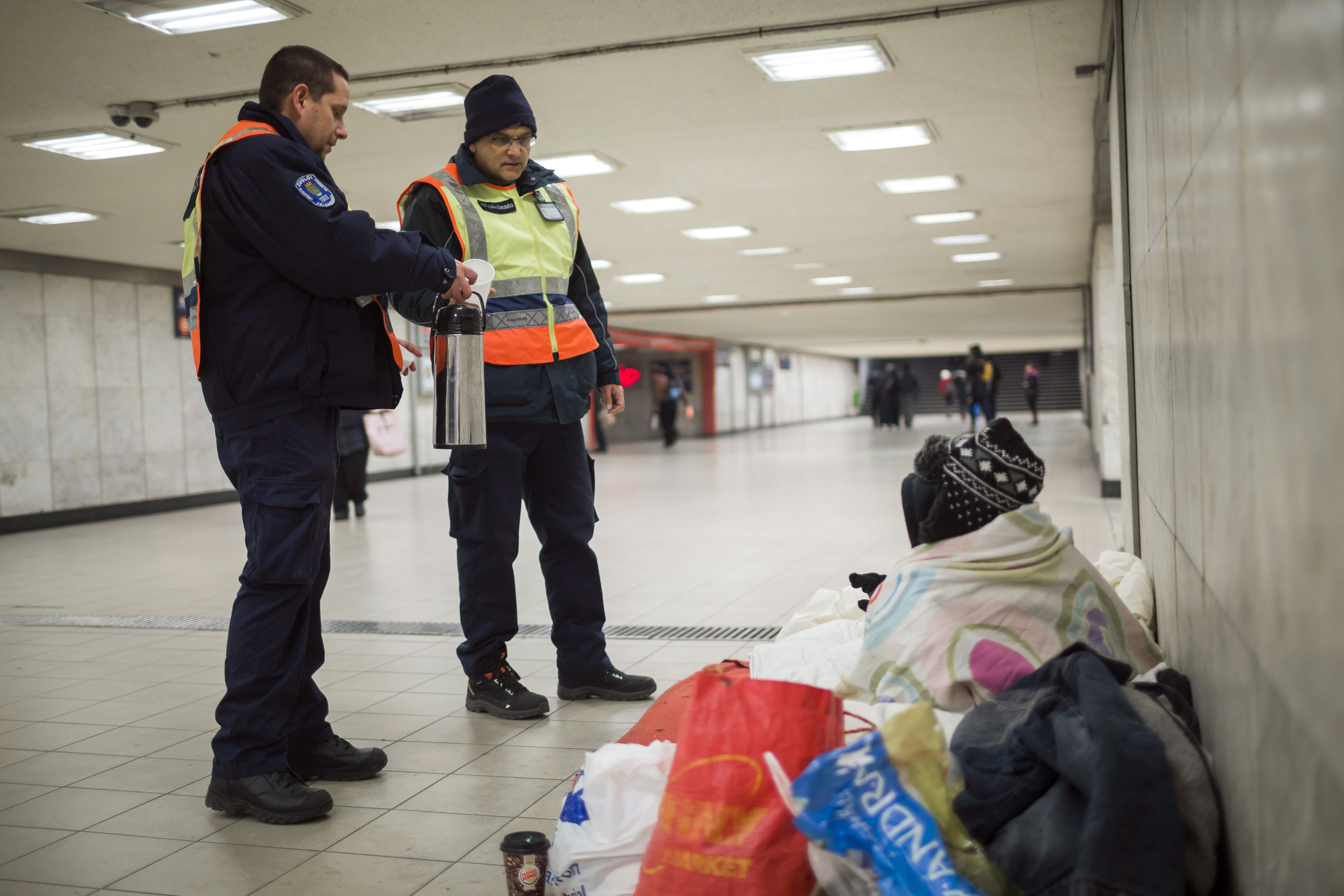 A betiltás első napján 27 hajléktalant figyelmeztettek a rendőrök