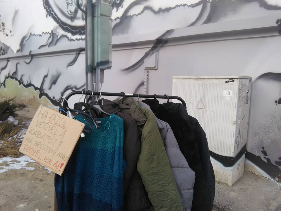 Elküldték a pécsi Irgalmasok Templomától a hajléktalanoknak kabátokat gyűjtőket
