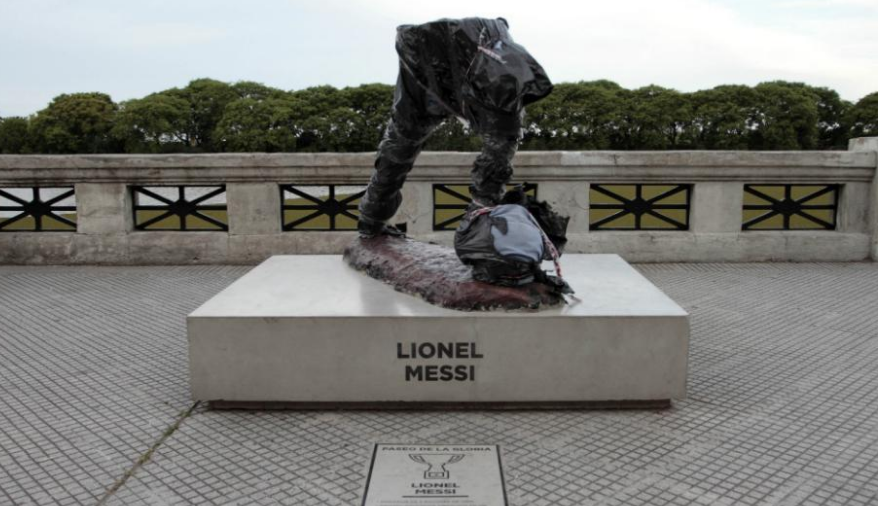 Darabokra szedték Messi szobrát Buenos Airesben