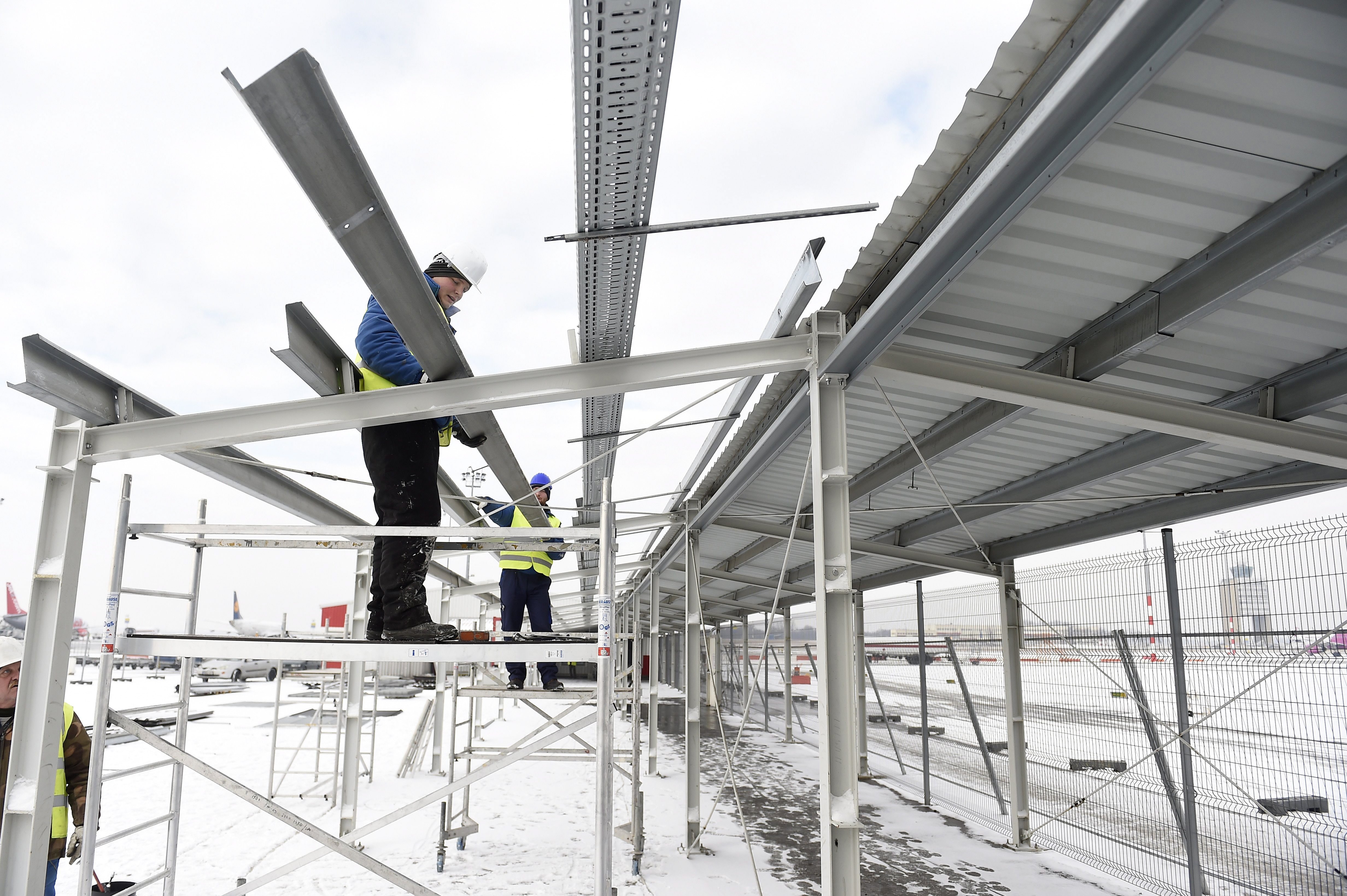 Munkások bontják a fapados járatok kiszolgálására épített ideiglenes terminált a Liszt Ferenc-repülőtéren 2017. január 12-én.