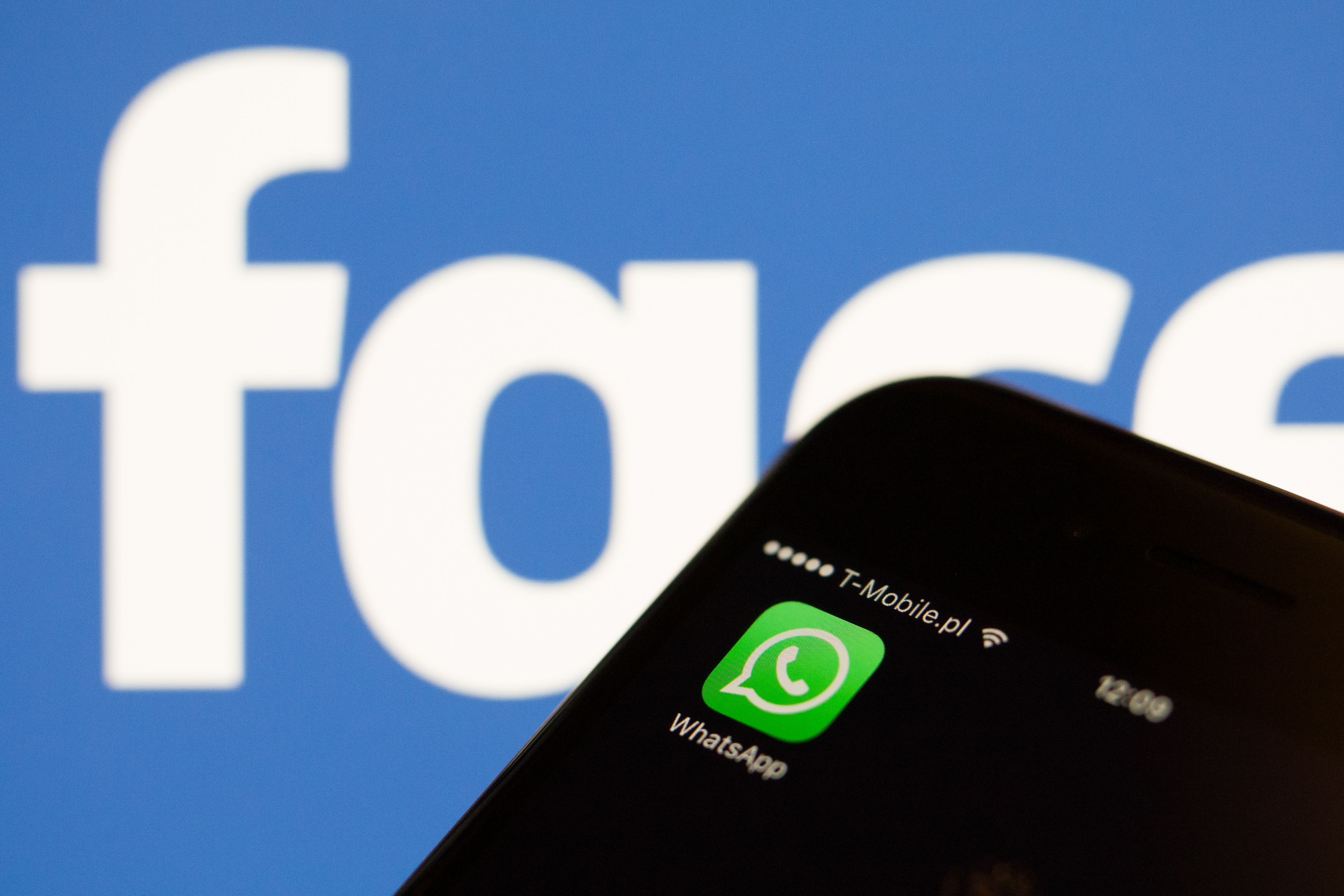 Átver a Facebook, egy szándékos hiba miatt tudja olvasni a WhatsApp papíron titkosított üzeneteit