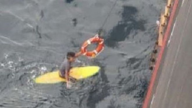 Egy tengeren ringó szörfdeszkán töltötte az éjszakát a szerencsés japán