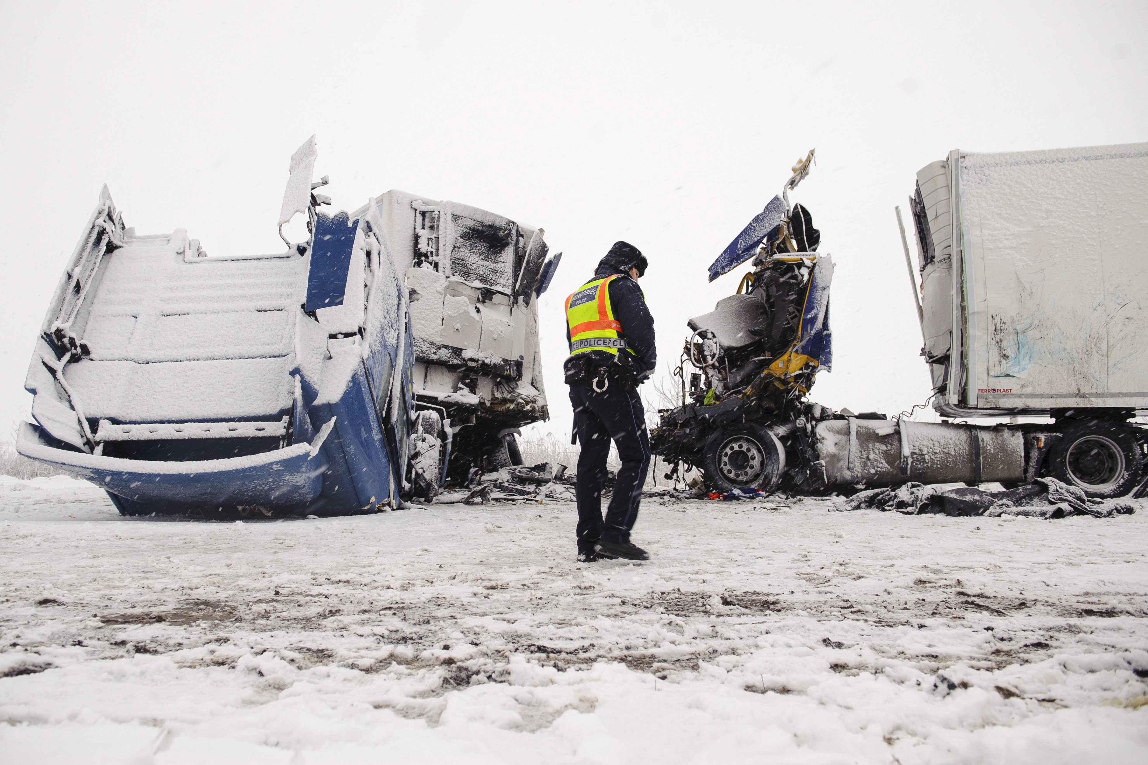 Képek a hó miatt frontálisan ütköző kamionokról