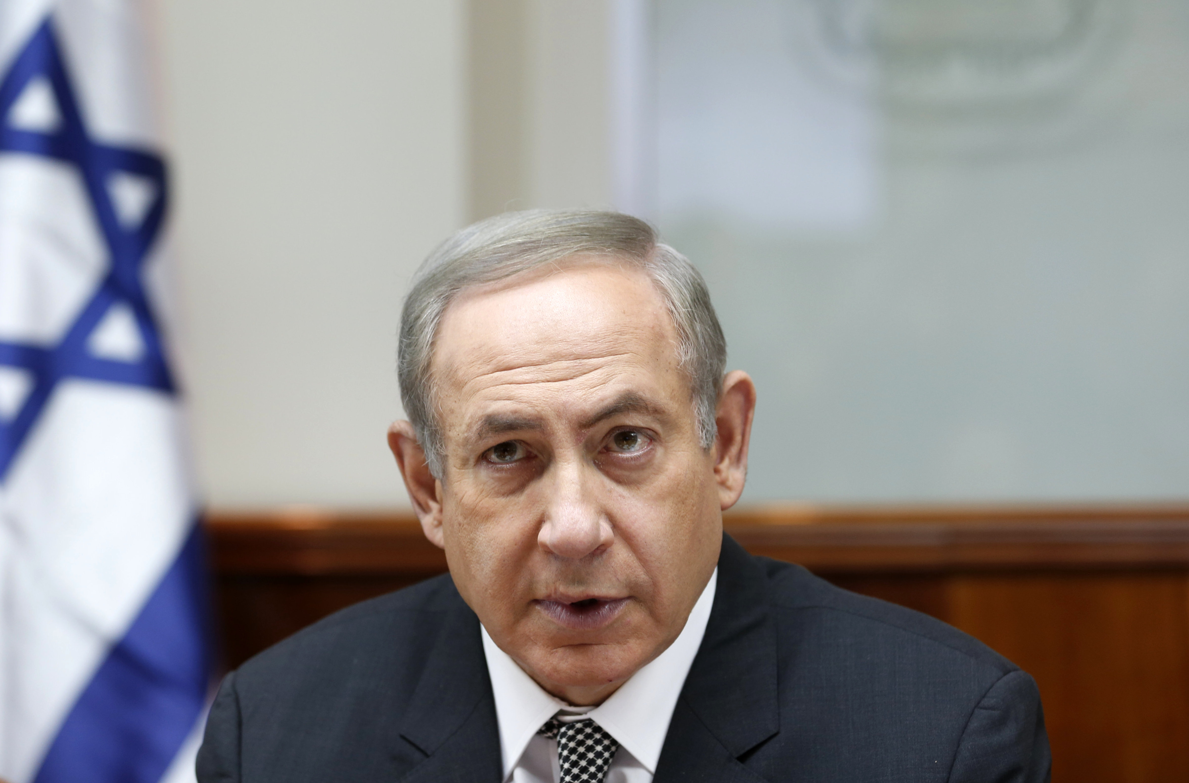 Az izraeli főállamügyész közölte, hogy bizalommal való visszaélés, csalás és vesztegetés miatt akar vádat emelni Netanjahu ellen
