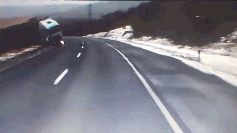 Videón látható, hogyan szakította át a szalagkorlátot egy kamion az M1-esen