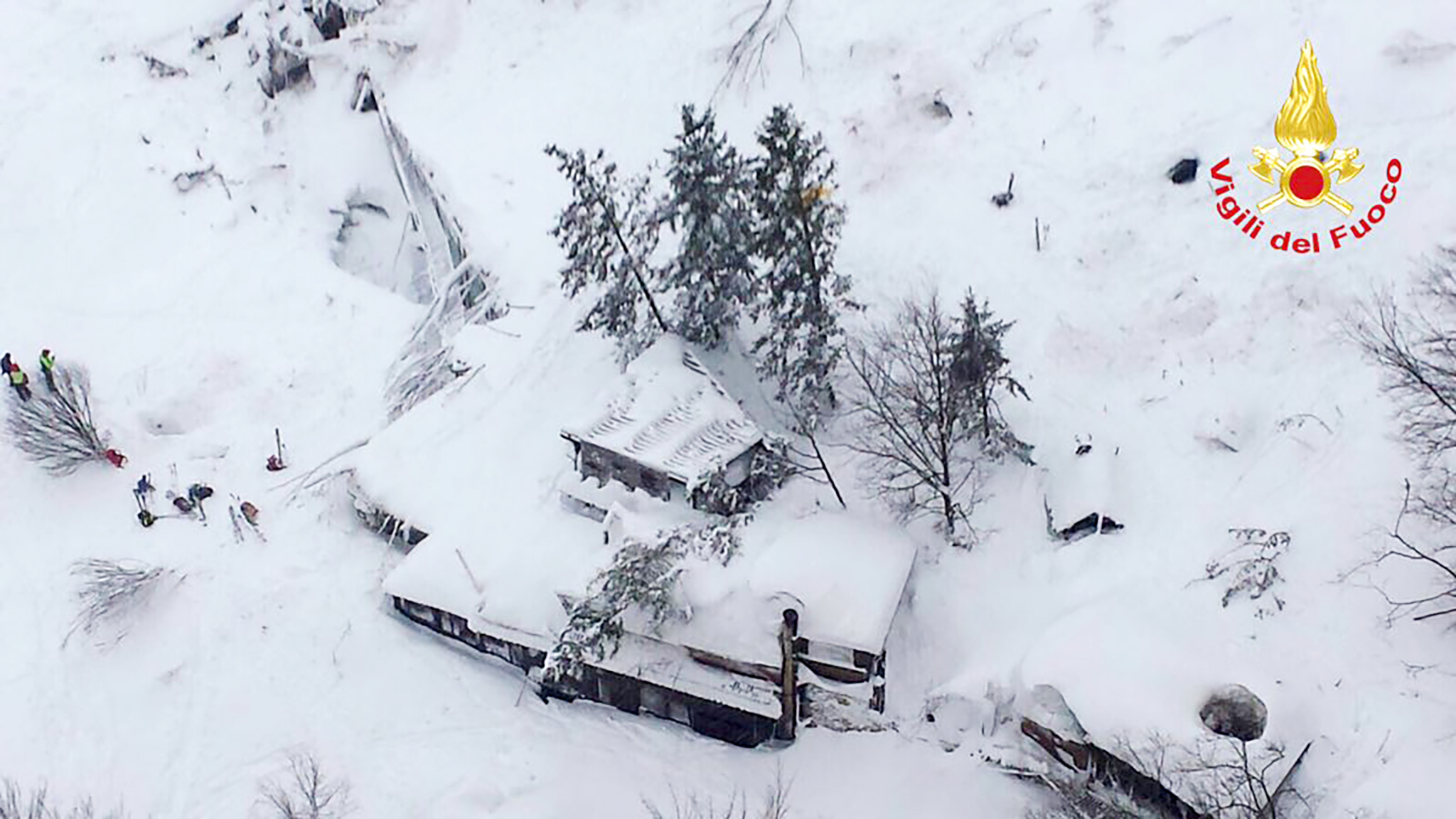 Több mint egy nappal a lavina után 6 túlélőt találtak a hó alatt