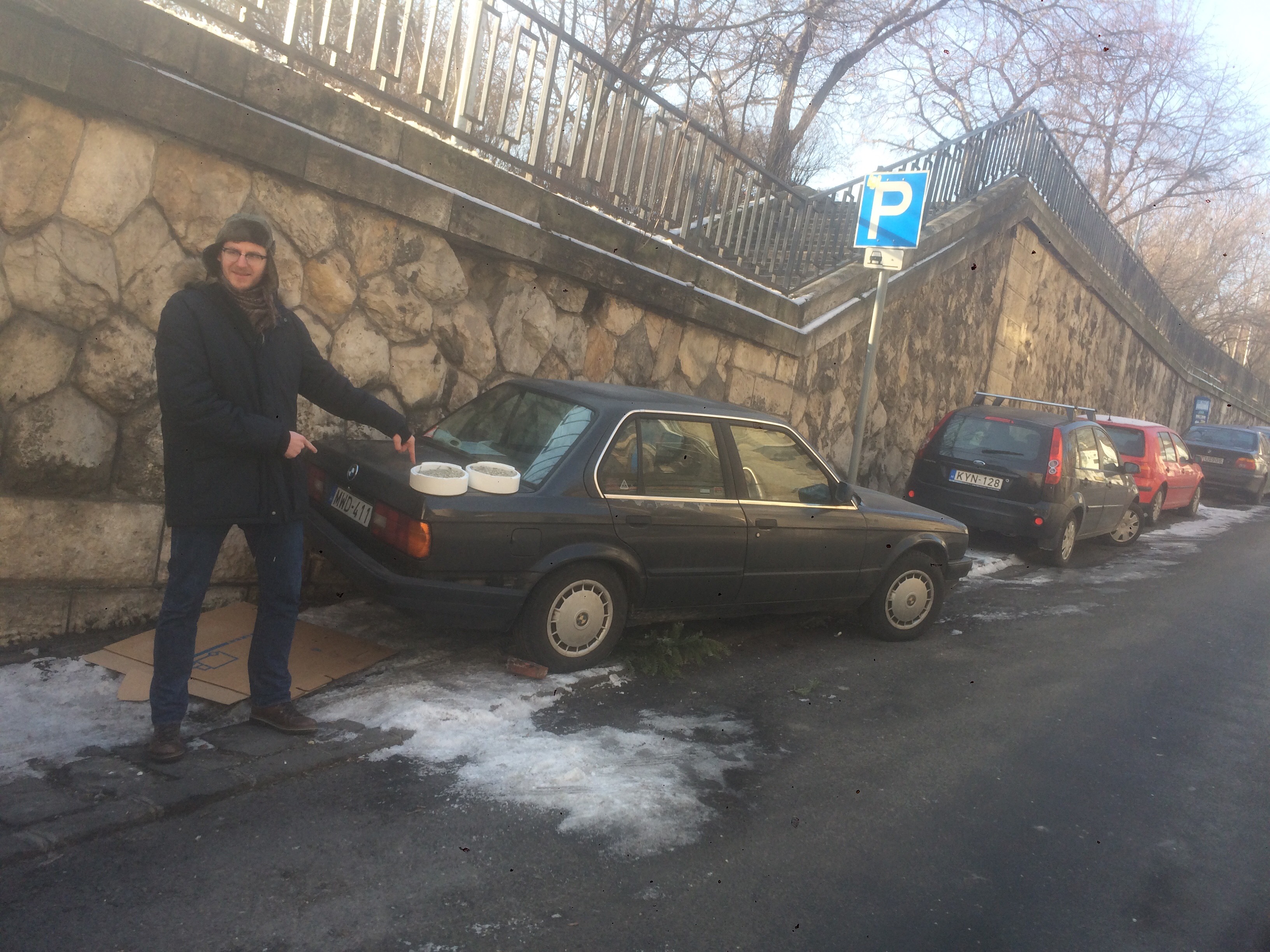 Óránként 465 forint a parkolás, de nem takarítják el a jeget. Ha emiatt lezúzod az autód? Oldd meg magad, üzeni az önkormányzat