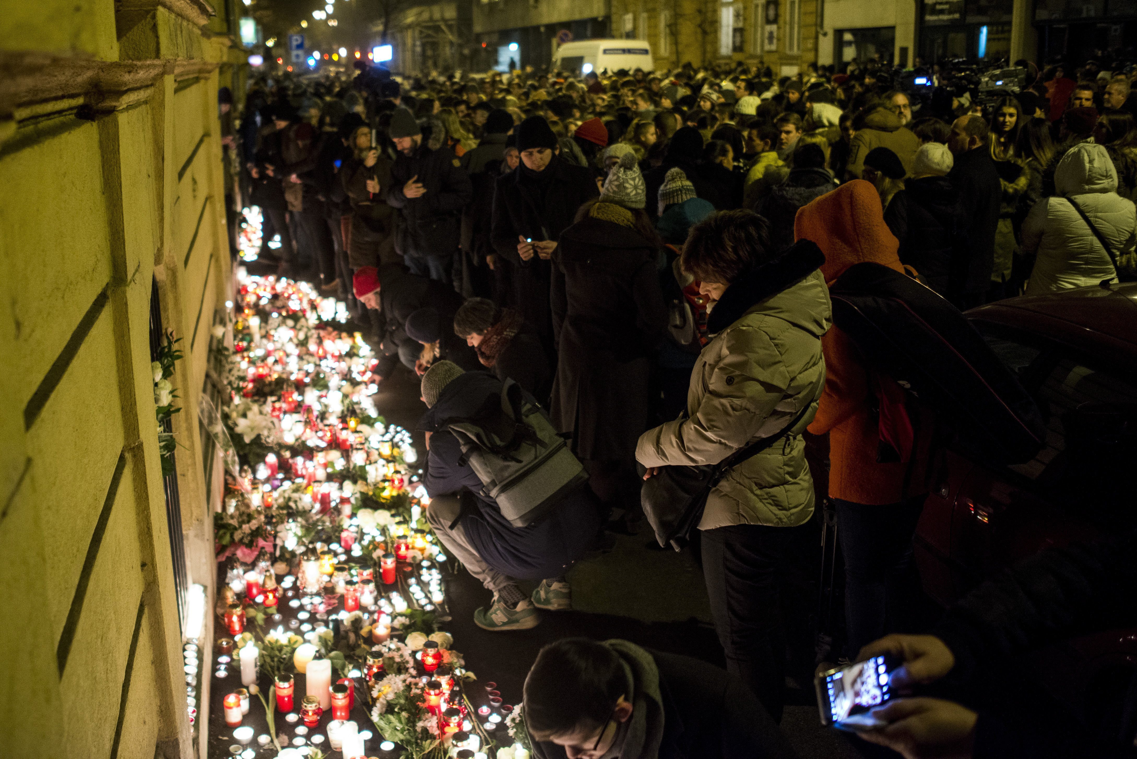 Megemlékezők mécsest gyújtanak az előző napon este történt buszbaleset áldozatainak emlékére a VI. kerületi Szinyei Merse Pál Gimnázium előtt (Fotó: Marjai János / MTI)