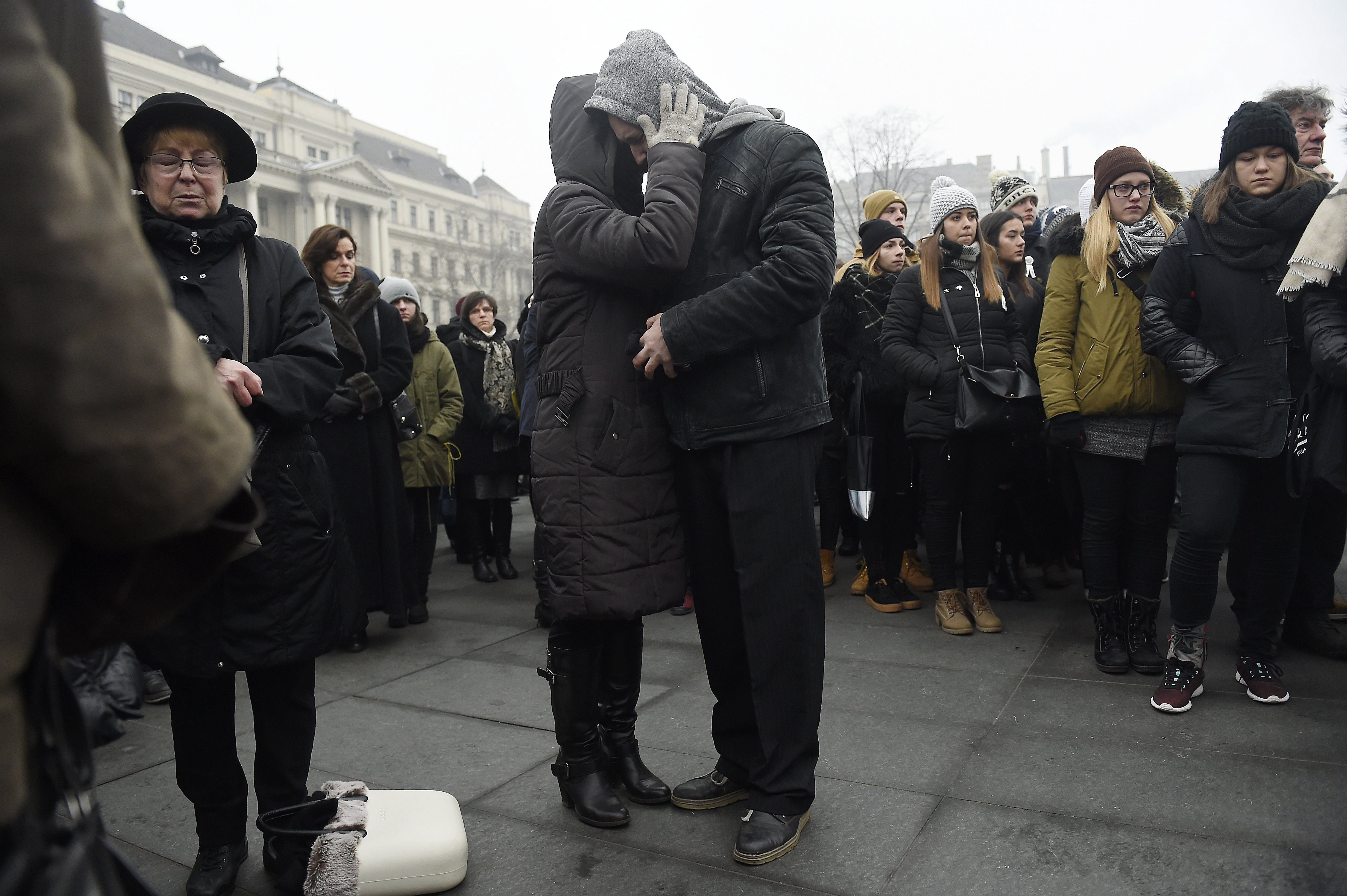 A Kossuth téren gyászolnak a Szinyei diákjai és tanárai