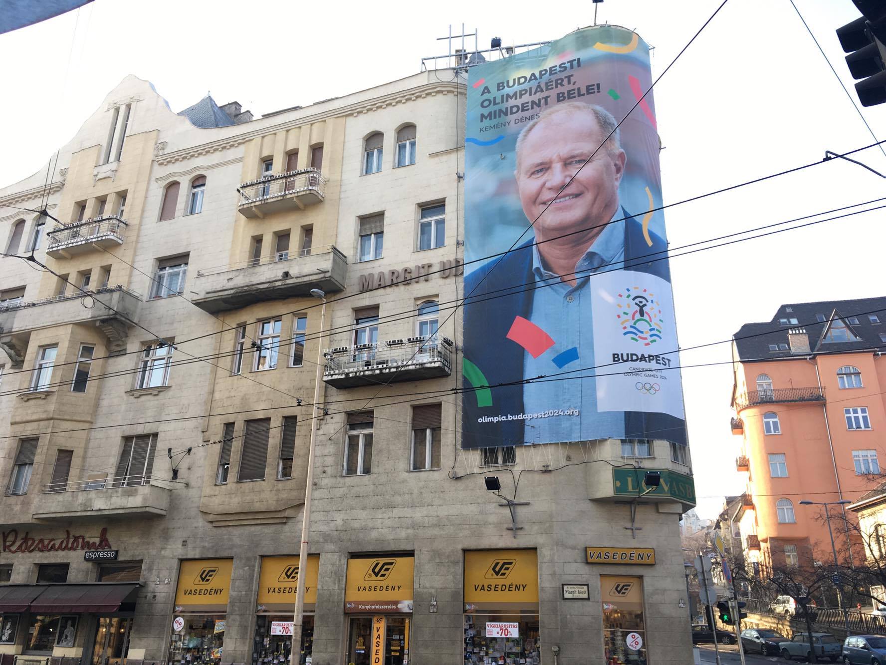 A budapesti olimpiát óriásplakáton hirdető Kemény Dénes szerint is tisztességes dolog lenne egy népszavazás az olimpiáról