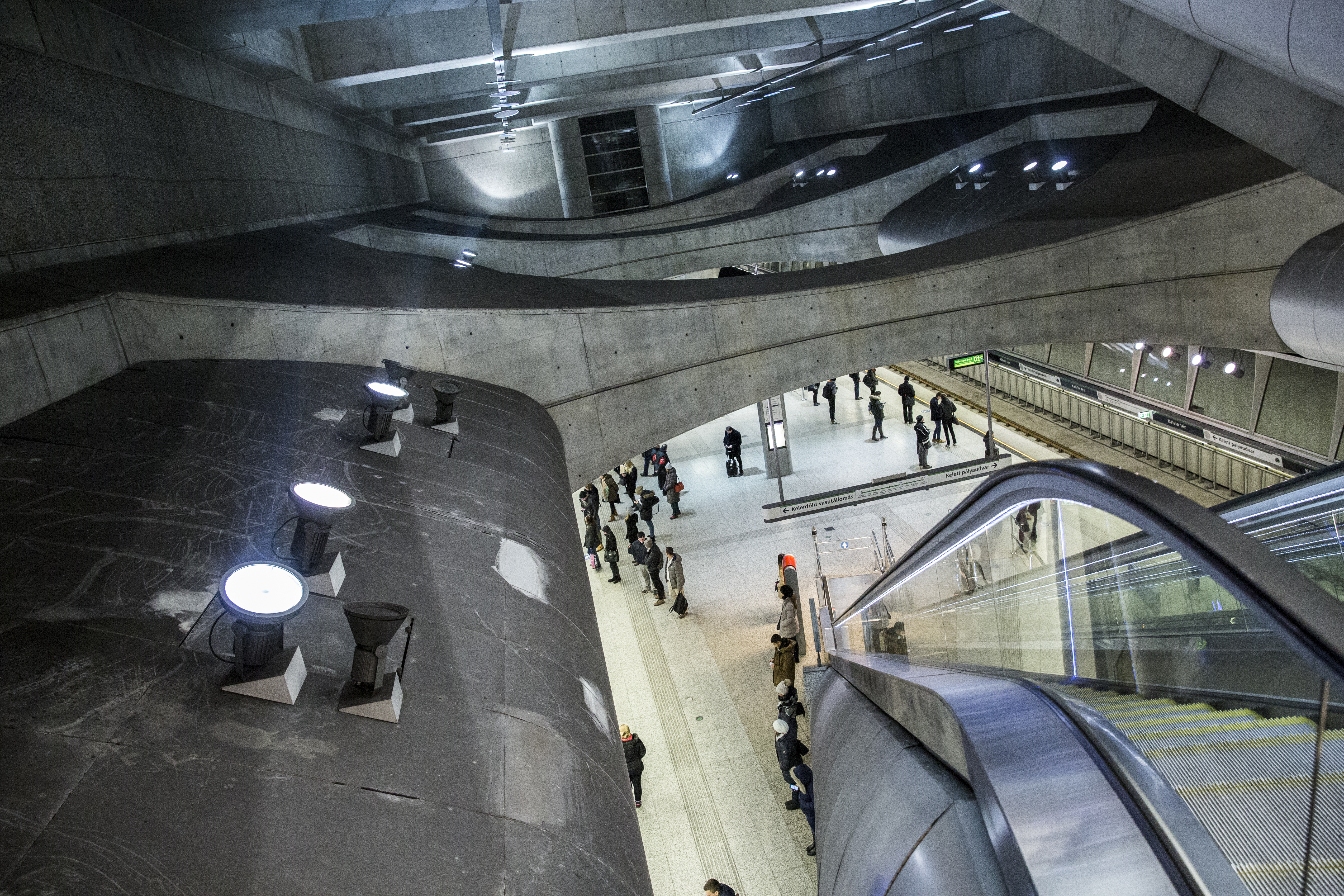 Eszméletlen mocskosak a 4-es metró világszép állomásai